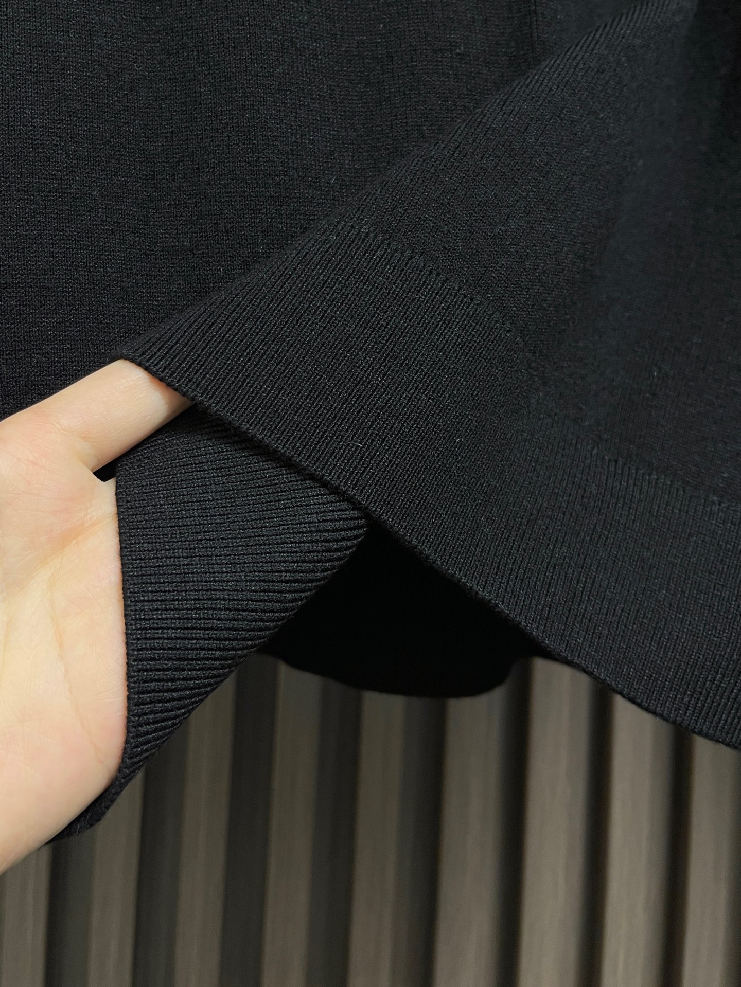 🛒🛒LV 2025ss秋冬新款针织圆领毛衣，意大利进口羊毛混纺面料，高密度针织，时尚百搭毛衣，帅气十足。