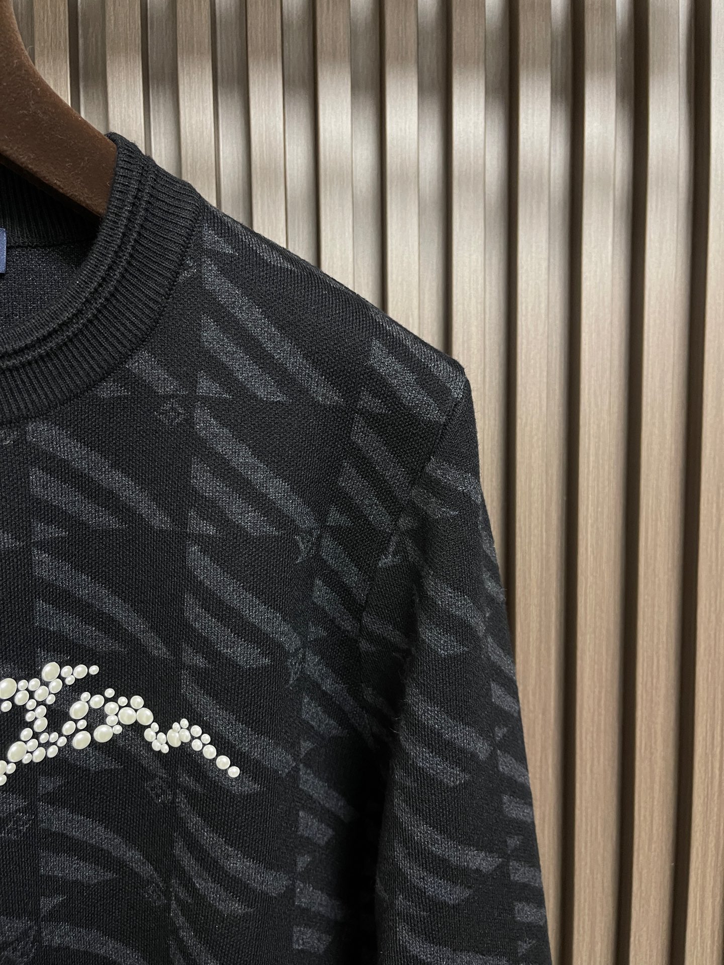 🛒🛒LV 2025SS秋冬新款针织毛衣，以黑灰提花点缀为主调，巧妙融入珍珠烫珠字母元素，打破传统羊毛衫的