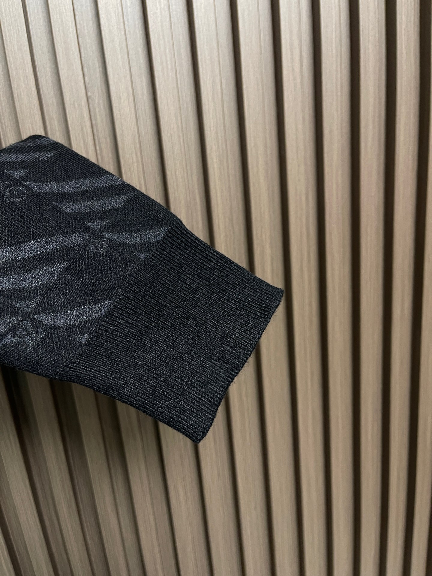 🛒🛒LV 2025SS秋冬新款针织毛衣，以黑灰提花点缀为主调，巧妙融入珍珠烫珠字母元素，打破传统羊毛衫的