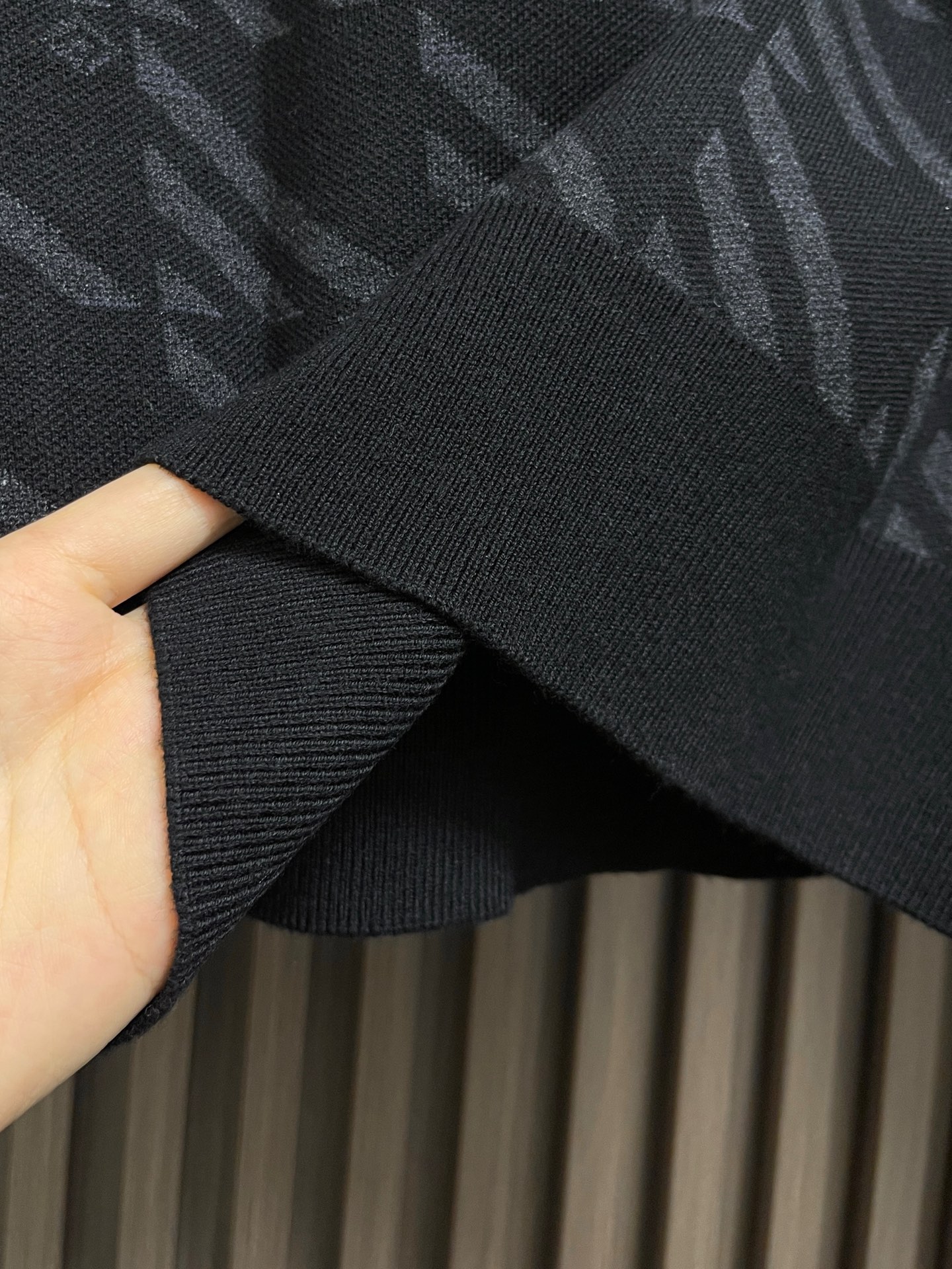 🛒🛒LV 2025SS秋冬新款针织毛衣，以黑灰提花点缀为主调，巧妙融入珍珠烫珠字母元素，打破传统羊毛衫的