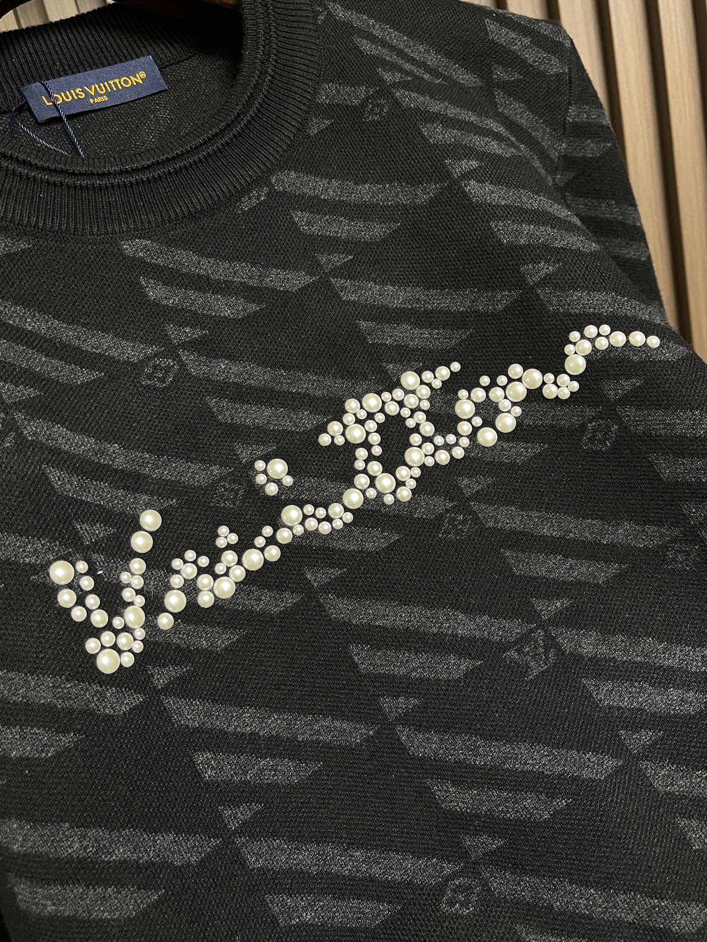 🛒🛒LV 2025SS秋冬新款针织毛衣，以黑灰提花点缀为主调，巧妙融入珍珠烫珠字母元素，打破传统羊毛衫的