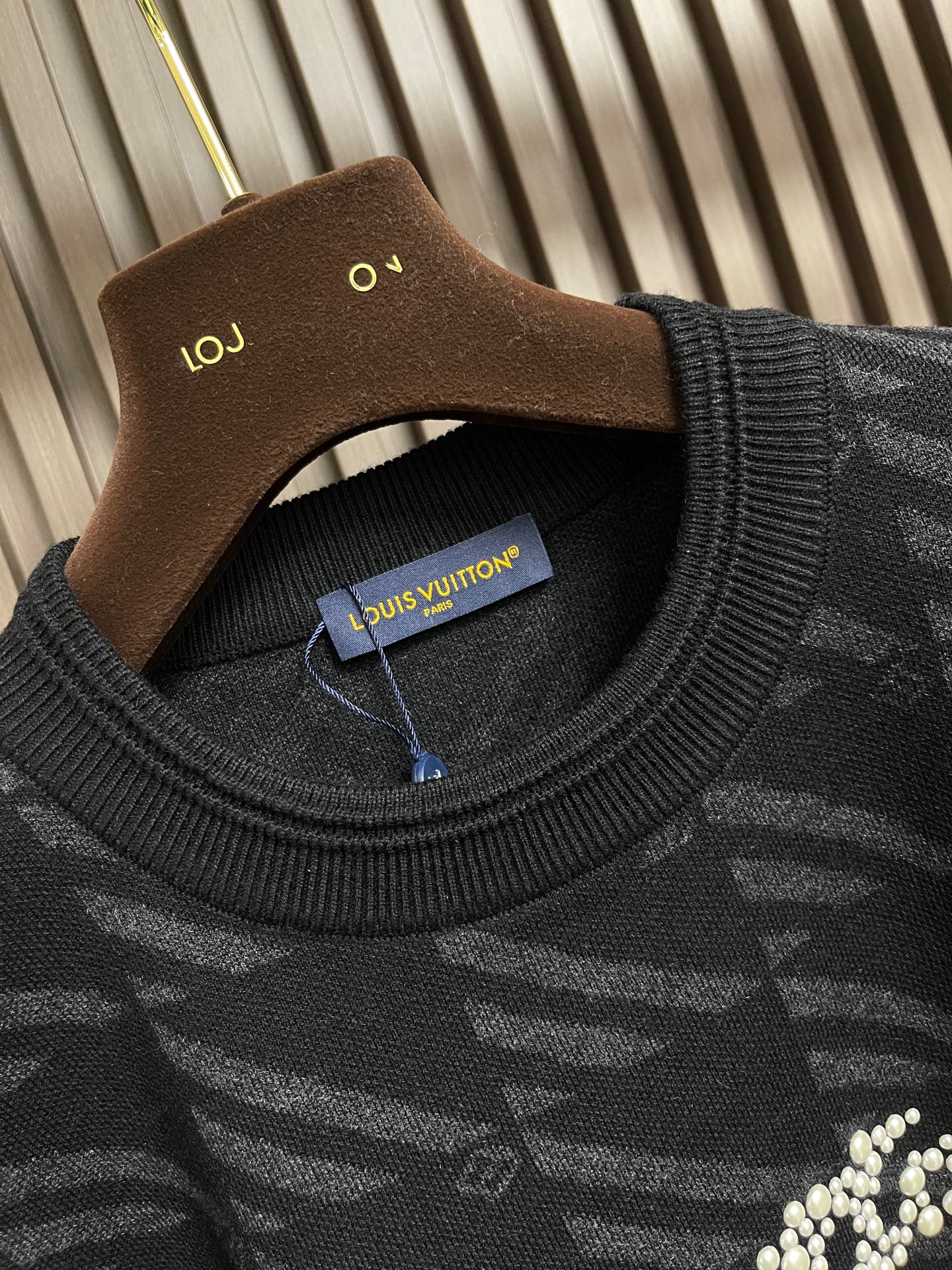 🛒🛒LV 2025SS秋冬新款针织毛衣，以黑灰提花点缀为主调，巧妙融入珍珠烫珠字母元素，打破传统羊毛衫的