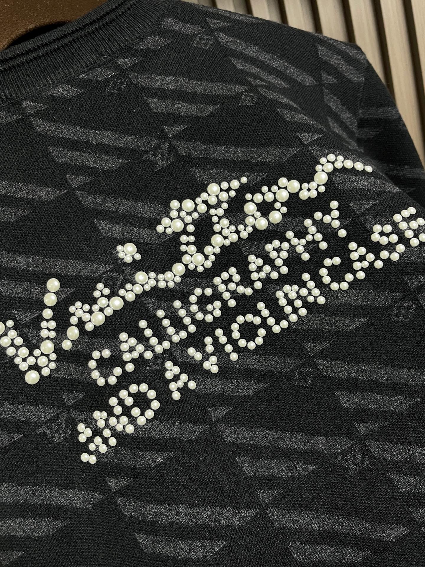 🛒🛒LV 2025SS秋冬新款针织毛衣，以黑灰提花点缀为主调，巧妙融入珍珠烫珠字母元素，打破传统羊毛衫的