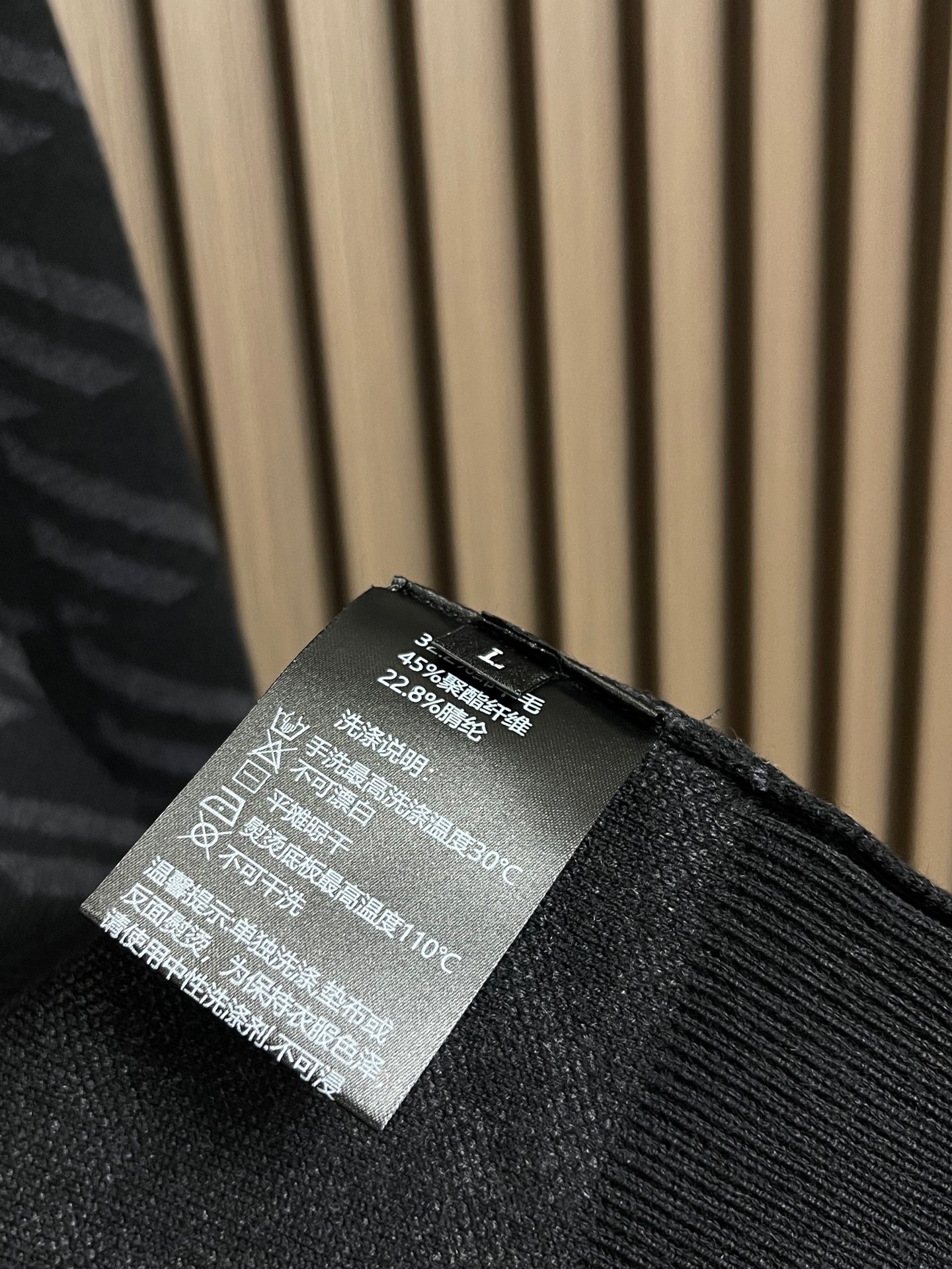 🛒🛒LV 2025SS秋冬新款针织毛衣，以黑灰提花点缀为主调，巧妙融入珍珠烫珠字母元素，打破传统羊毛衫的