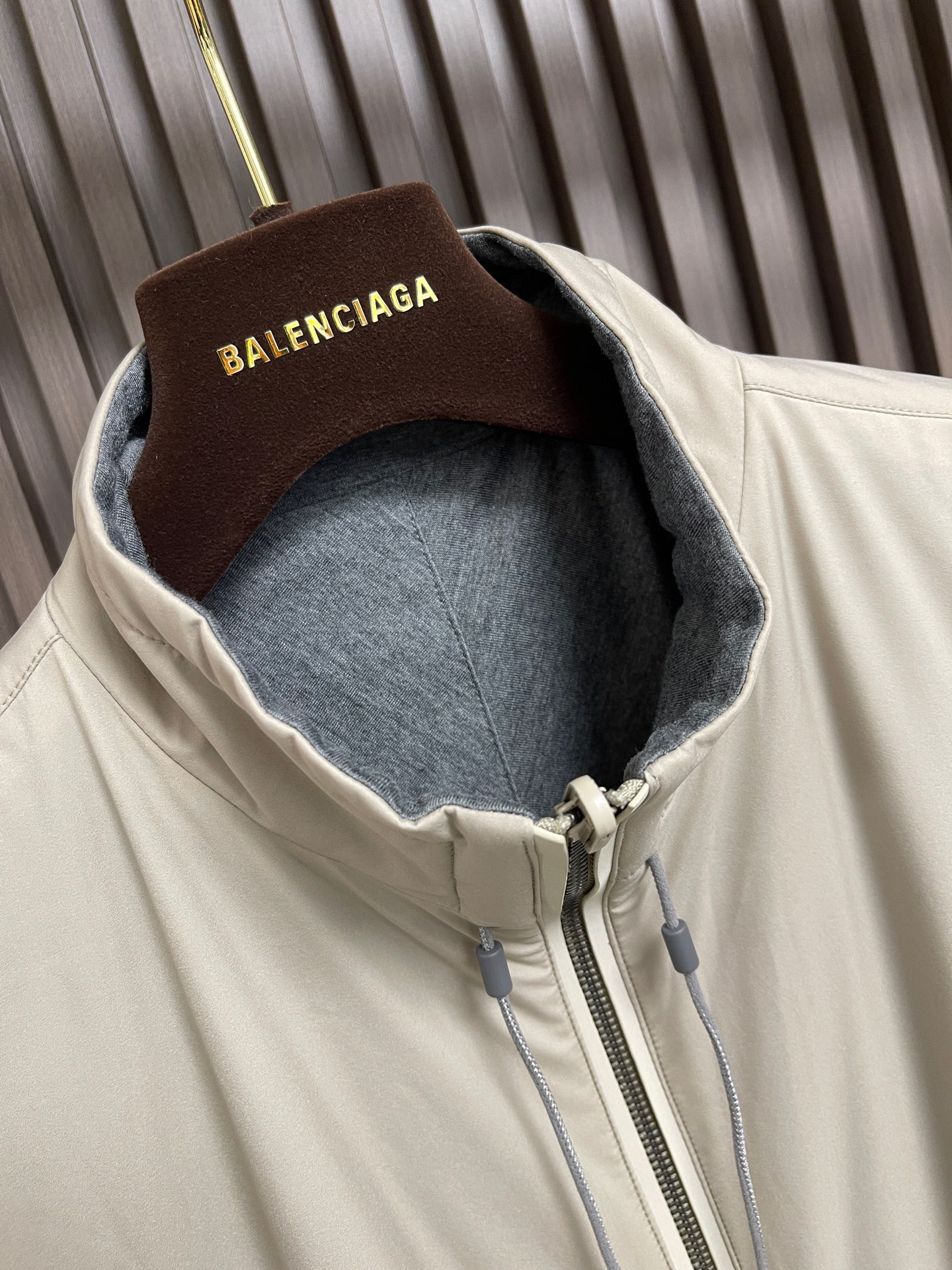 🛒🛒Zegna 杰尼亚双面束腰夹克，这款双面 Brezza束腰夹克选用双配色微纤维面料制成，面料舒适柔软