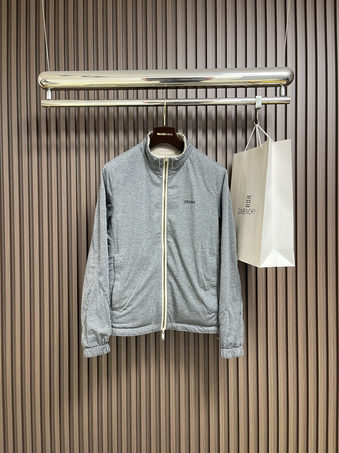 🛒🛒Zegna 杰尼亚双面束腰夹克，这款双面 Brezza束腰夹克选用双配色微纤维面料制成，面料舒适柔软