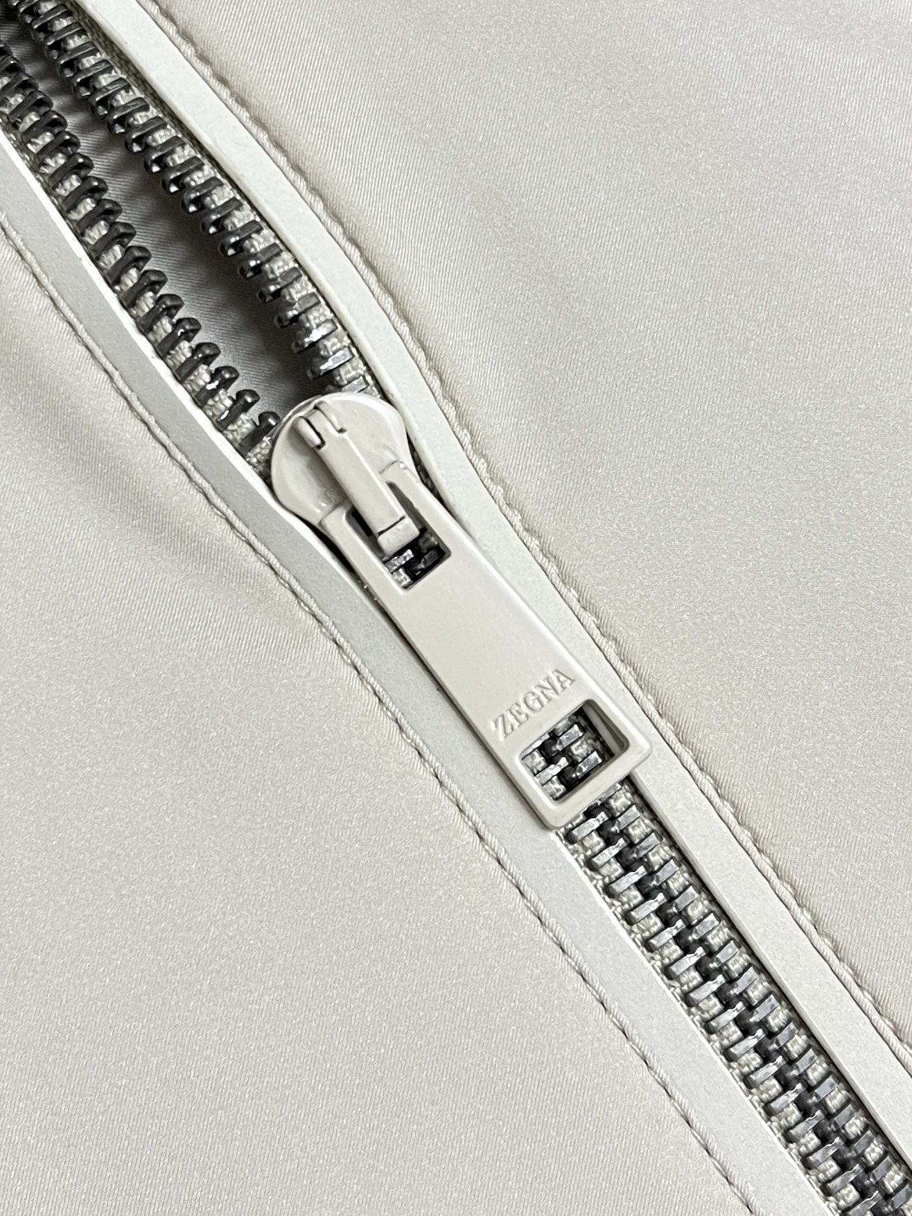 🛒🛒Zegna 杰尼亚双面束腰夹克，这款双面 Brezza束腰夹克选用双配色微纤维面料制成，面料舒适柔软