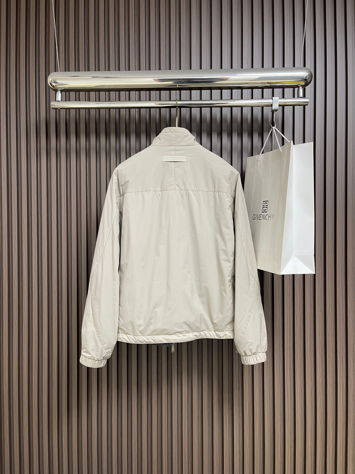 🛒🛒Zegna 杰尼亚双面束腰夹克，这款双面 Brezza束腰夹克选用双配色微纤维面料制成，面料舒适柔软