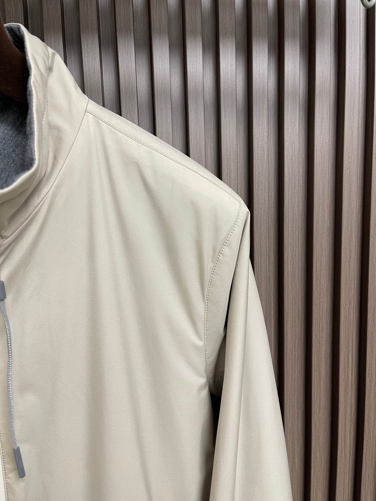 🛒🛒Zegna 杰尼亚双面束腰夹克，这款双面 Brezza束腰夹克选用双配色微纤维面料制成，面料舒适柔软