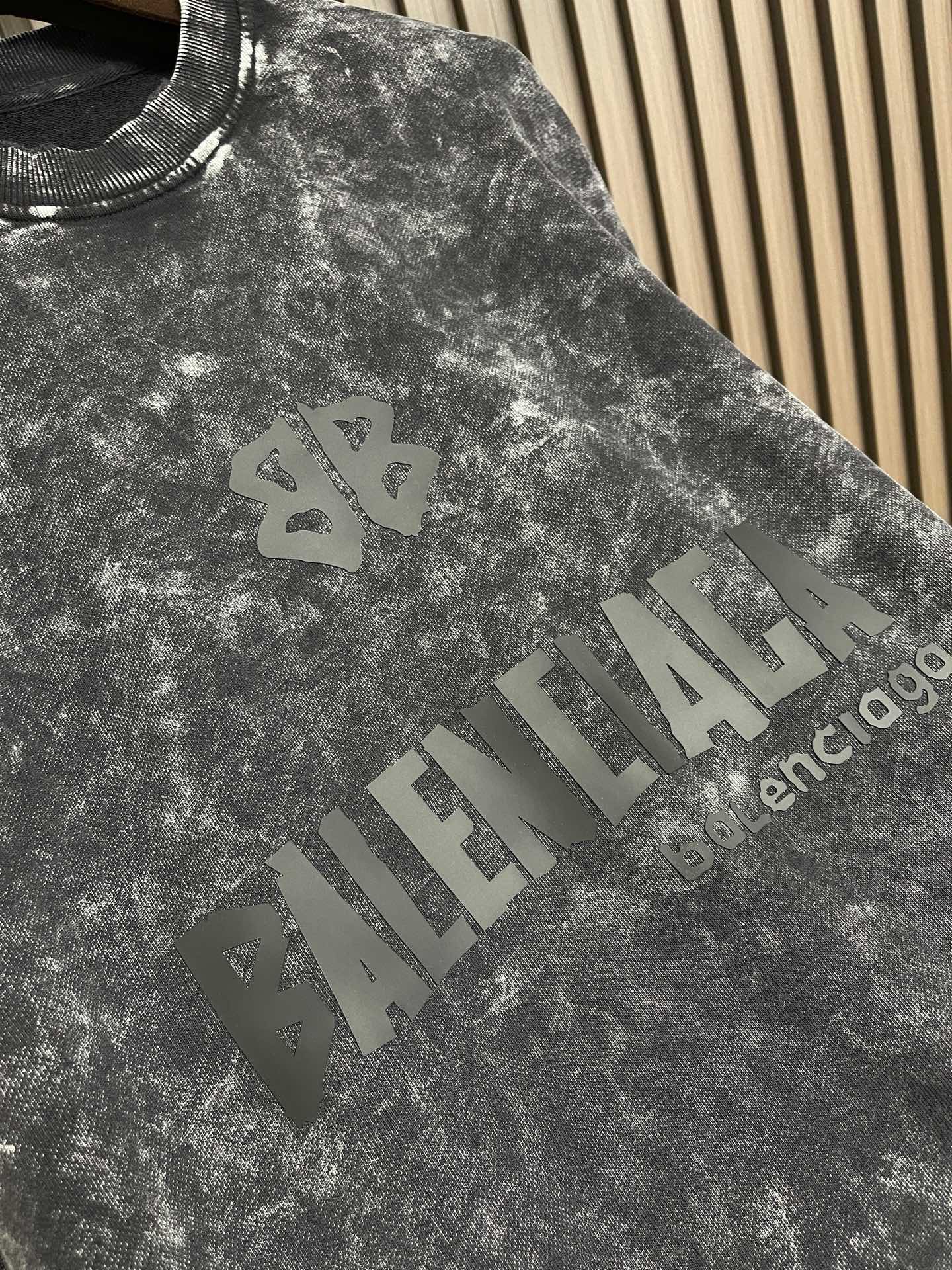 🛒🛒Balenciaga 2026SS早春新款洗水重工复古圆领长袖卫衣，男女同款，这款洗水卫衣选用柔软的