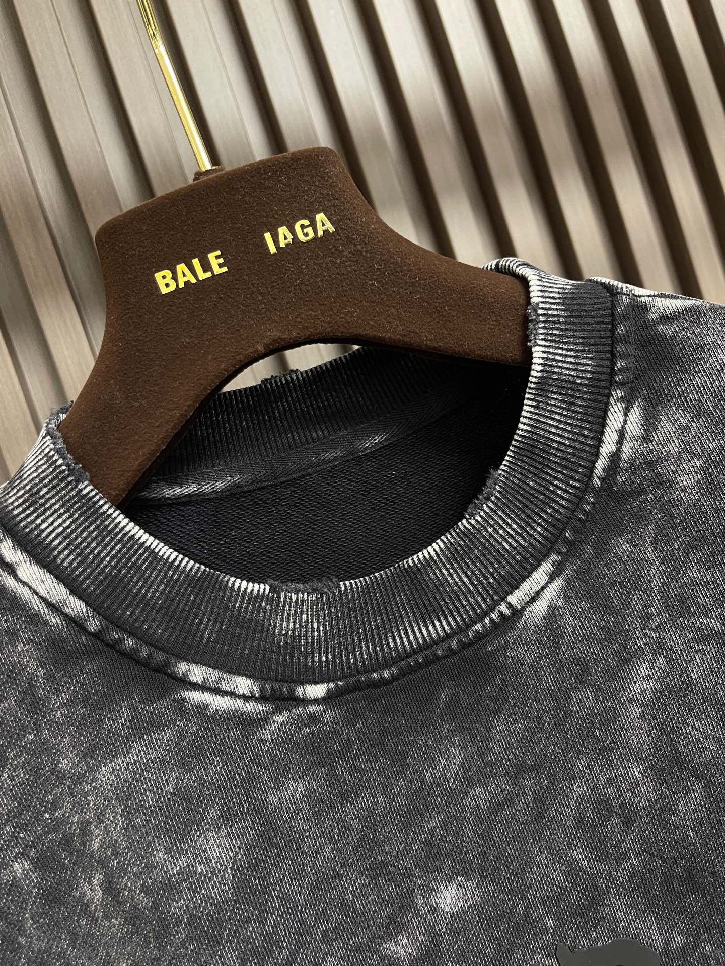 🛒🛒Balenciaga 2026SS早春新款洗水重工复古圆领长袖卫衣，男女同款，这款洗水卫衣选用柔软的