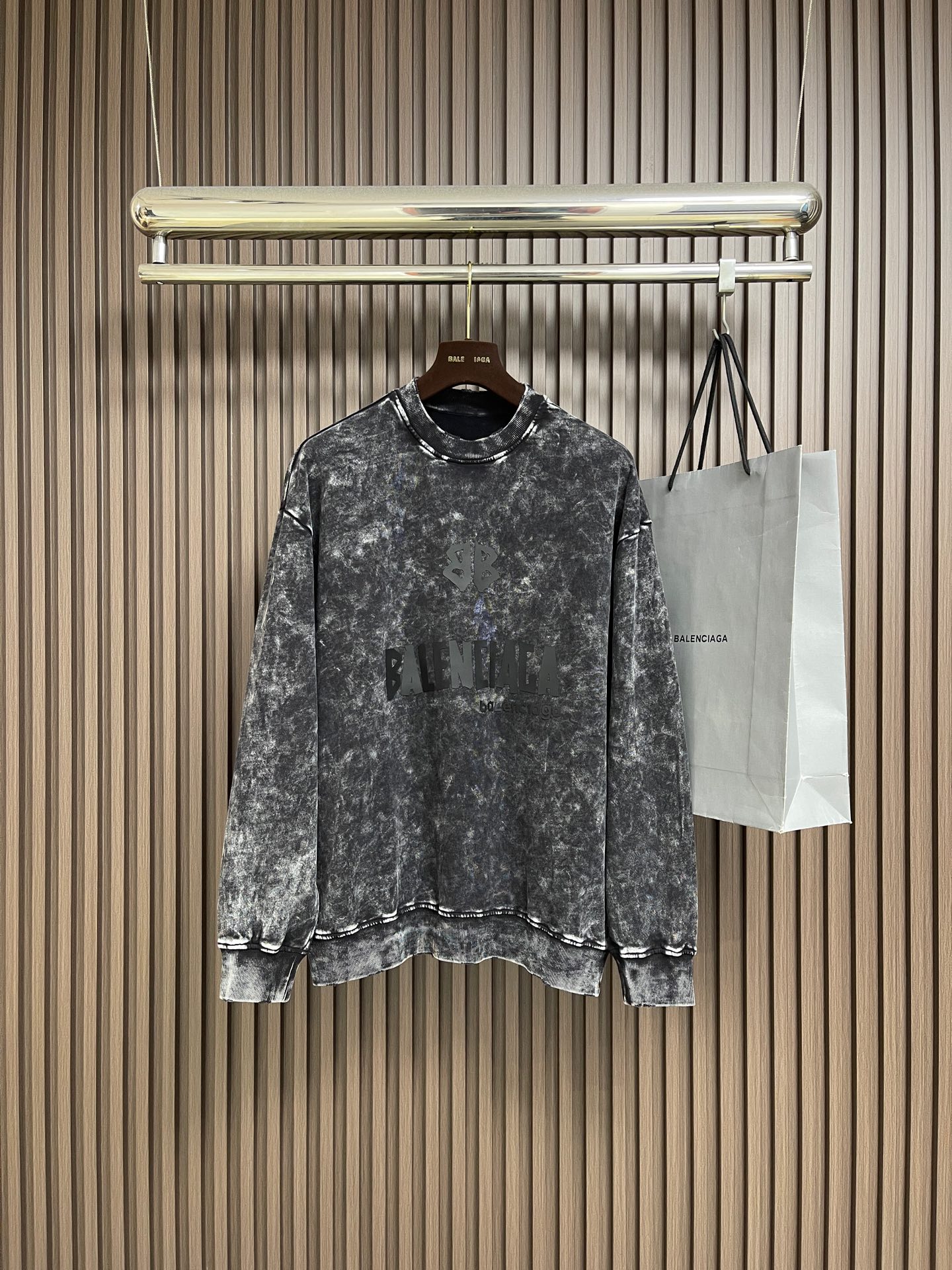 NO:683141,Balenciaga 2026SS early spring new washed heavy-duty retro round-neck long-sleeved sweatshirt, same style for men and women. This washed sweatshirt is made of soft cotton knitted fabric, highlighting modern personality. Oversize tailoring and ribbed woven trim are the icing on the cake. Sizes S-XXL are one size larger,,balenciaga,versace,hoodie,sweatshirts,19860909Balenciaga 2026SS早春新款洗水重工复古圆领长袖卫衣,男女同款,这款洗水卫衣选用柔软的棉质针织面料打造,彰显现代个性.Oversize剪裁和罗纹织饰边锦上添花 尺码S-XXL 偏大一码,,balenciaga,versace,hoodie,sweatshirts,,Men's clothing