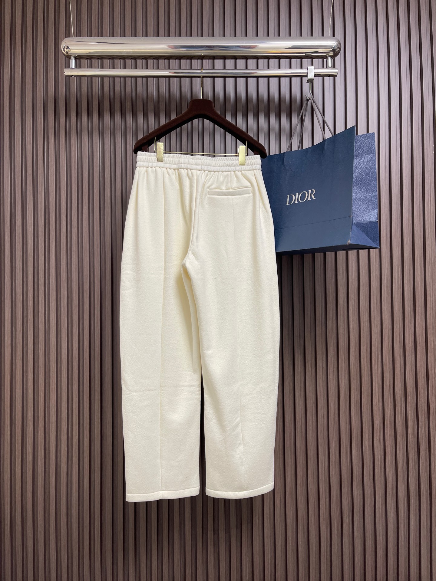 🛒🛒BV 这款白色泡芙阔腿裤，是意式奢潮与舒适穿着的完美结合。甄选软糯的泡芙质感面料，触之如云朵般蓬松亲