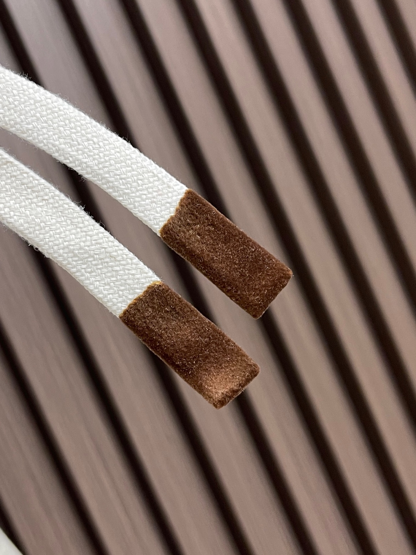 🛒🛒BV 这款白色泡芙阔腿裤，是意式奢潮与舒适穿着的完美结合。甄选软糯的泡芙质感面料，触之如云朵般蓬松亲