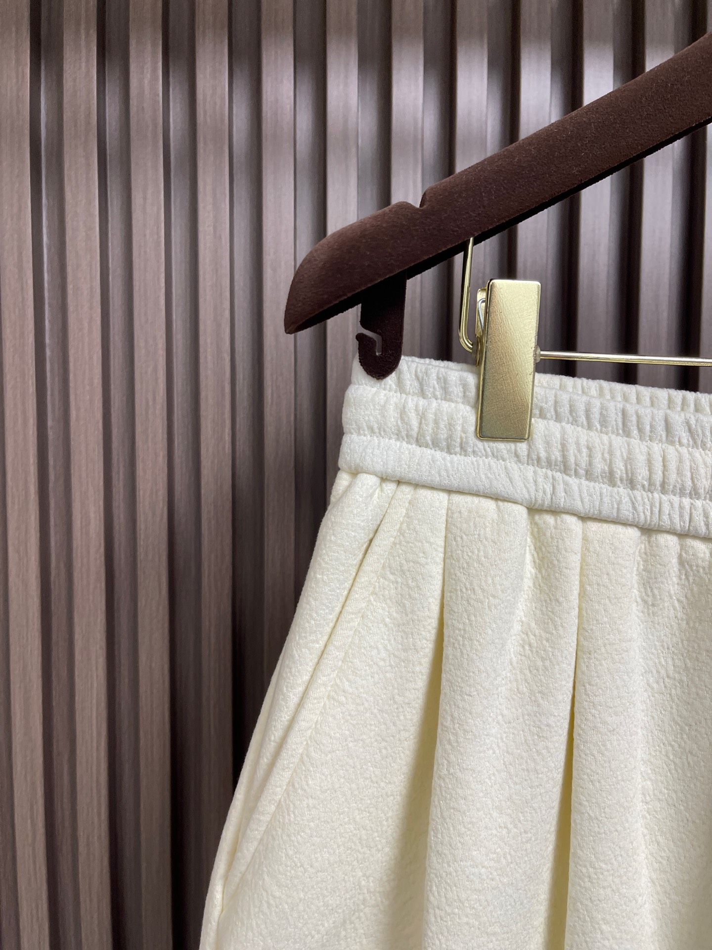 🛒🛒BV 这款白色泡芙阔腿裤，是意式奢潮与舒适穿着的完美结合。甄选软糯的泡芙质感面料，触之如云朵般蓬松亲