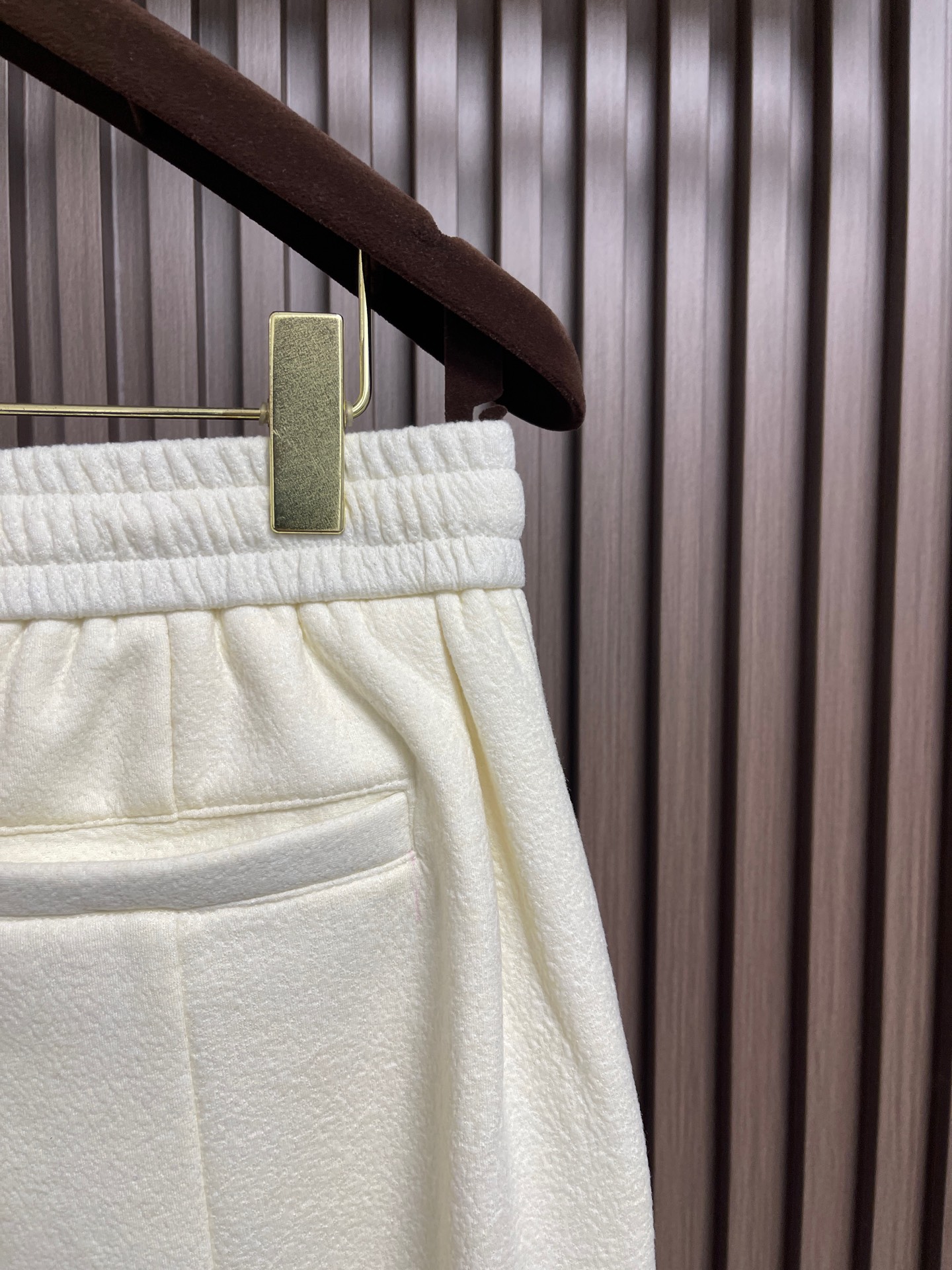 🛒🛒BV 这款白色泡芙阔腿裤，是意式奢潮与舒适穿着的完美结合。甄选软糯的泡芙质感面料，触之如云朵般蓬松亲