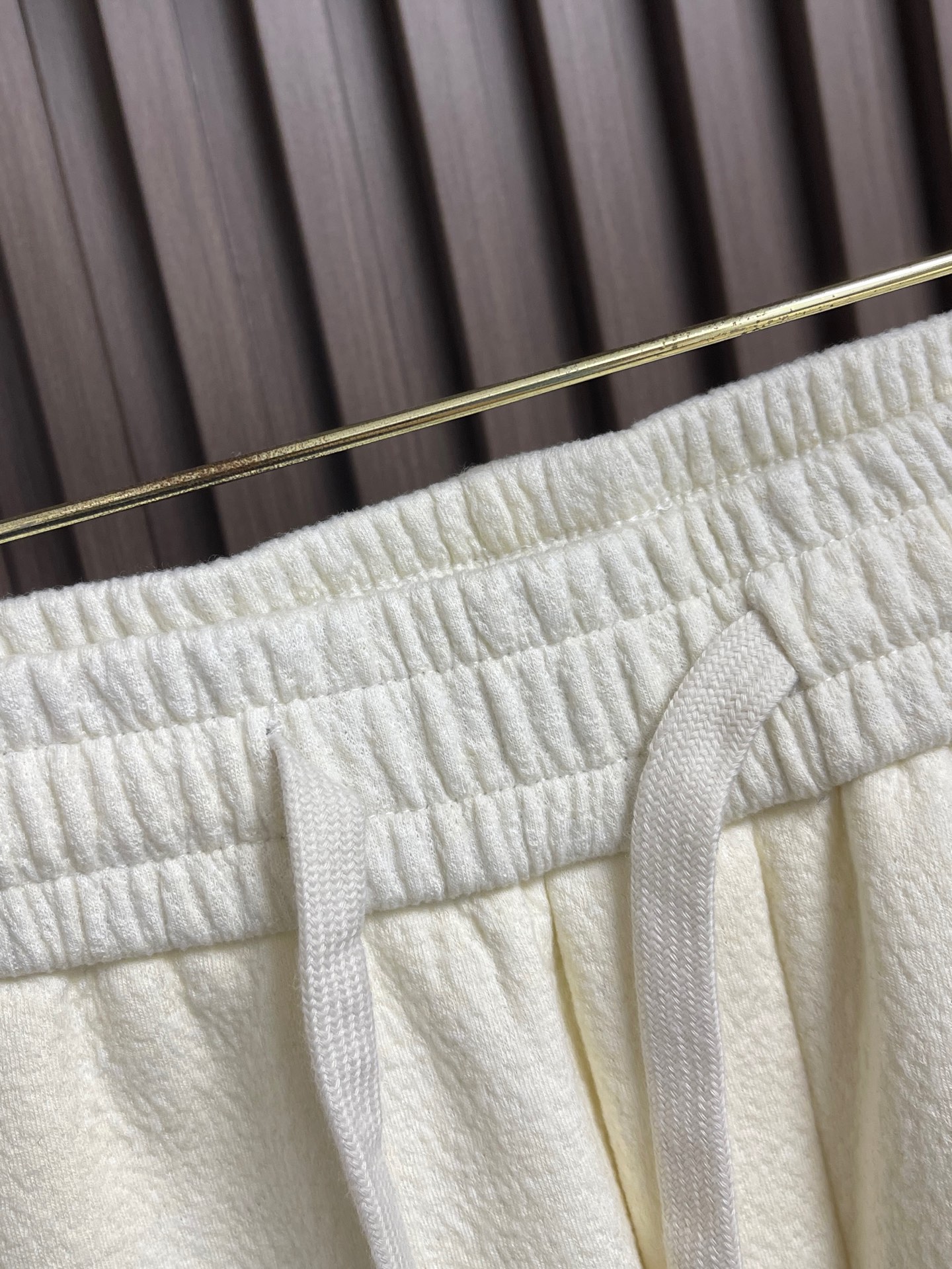 🛒🛒BV 这款白色泡芙阔腿裤，是意式奢潮与舒适穿着的完美结合。甄选软糯的泡芙质感面料，触之如云朵般蓬松亲