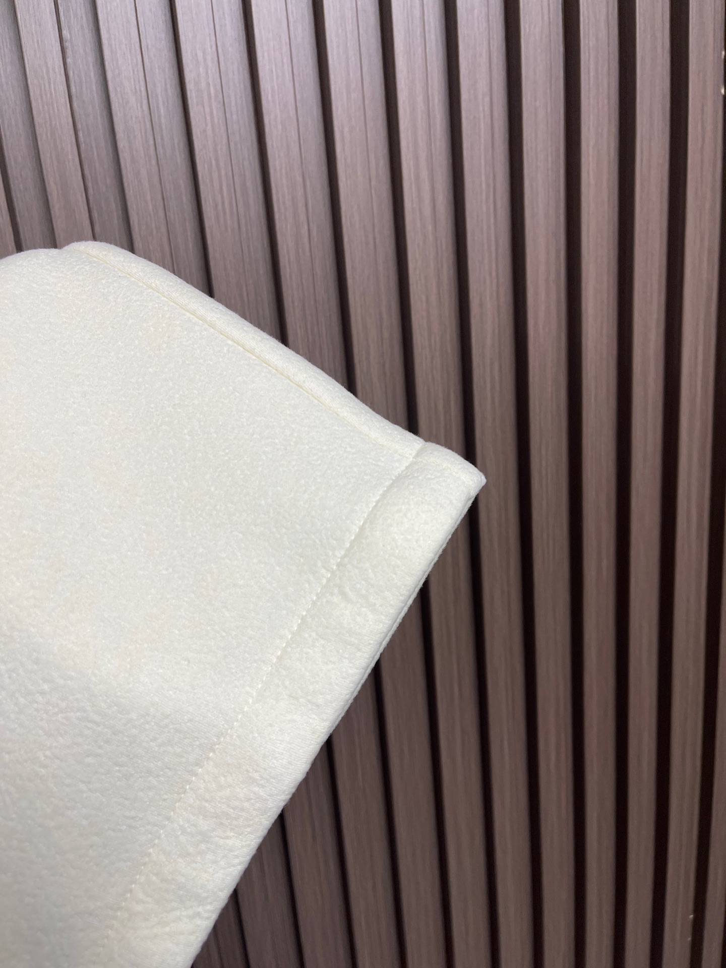 🛒🛒BV 这款白色泡芙阔腿裤，是意式奢潮与舒适穿着的完美结合。甄选软糯的泡芙质感面料，触之如云朵般蓬松亲