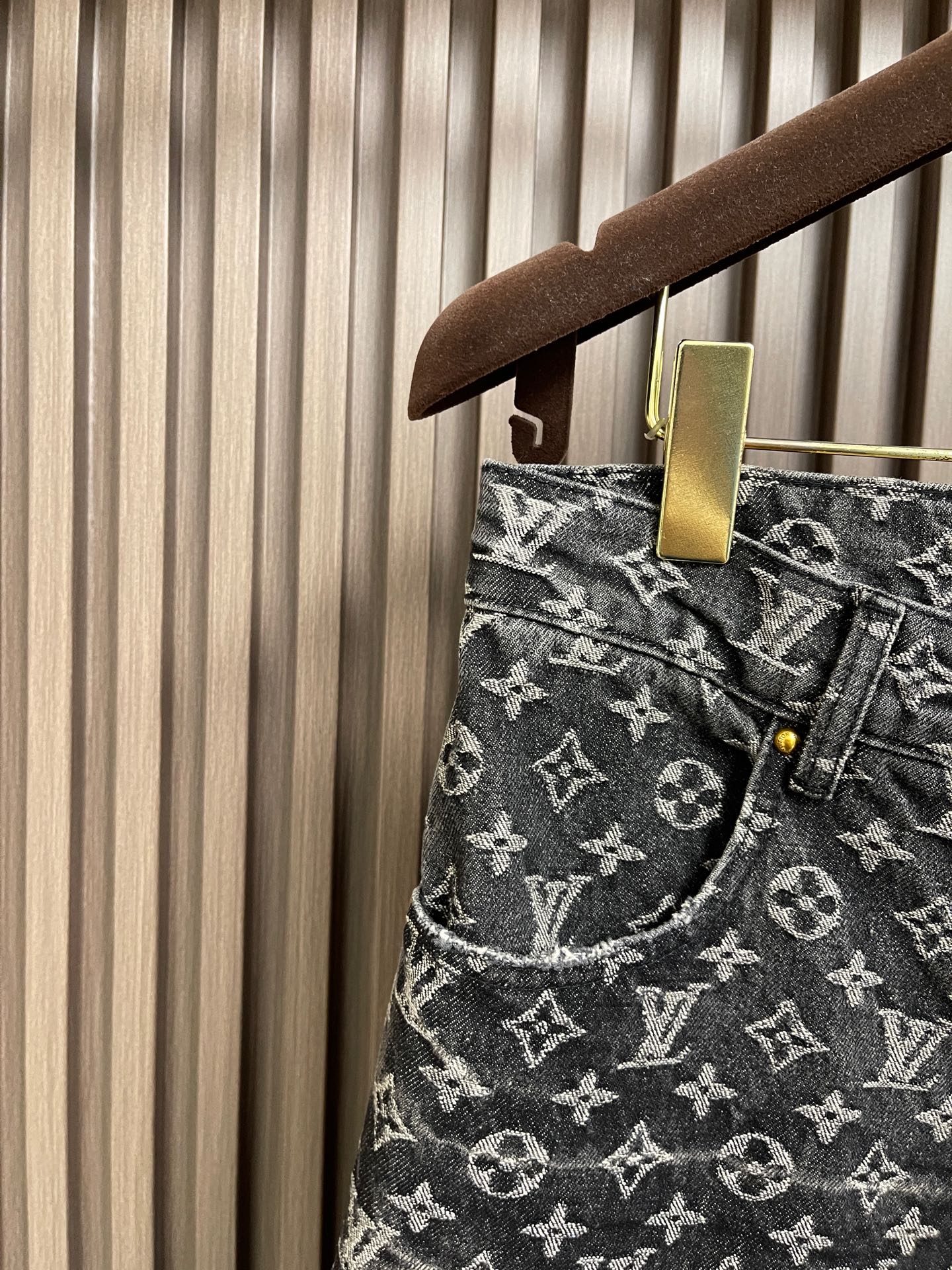 🛒🛒LV 限定破提花小红人刺绣牛仔裤，丹宁面料材质搭配提花工艺采用100％全棉、经典双面老花提花；由意大