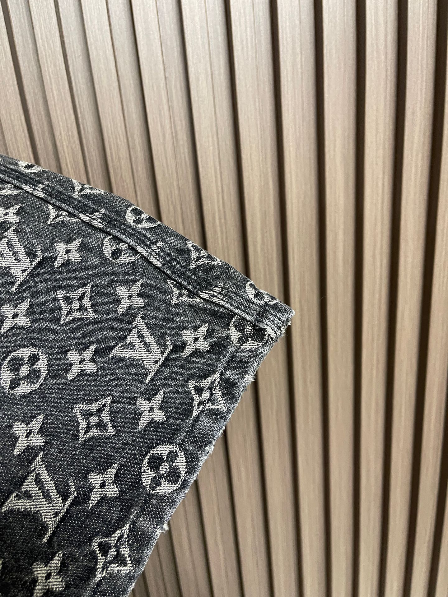 🛒🛒LV 限定破提花小红人刺绣牛仔裤，丹宁面料材质搭配提花工艺采用100％全棉、经典双面老花提花；由意大