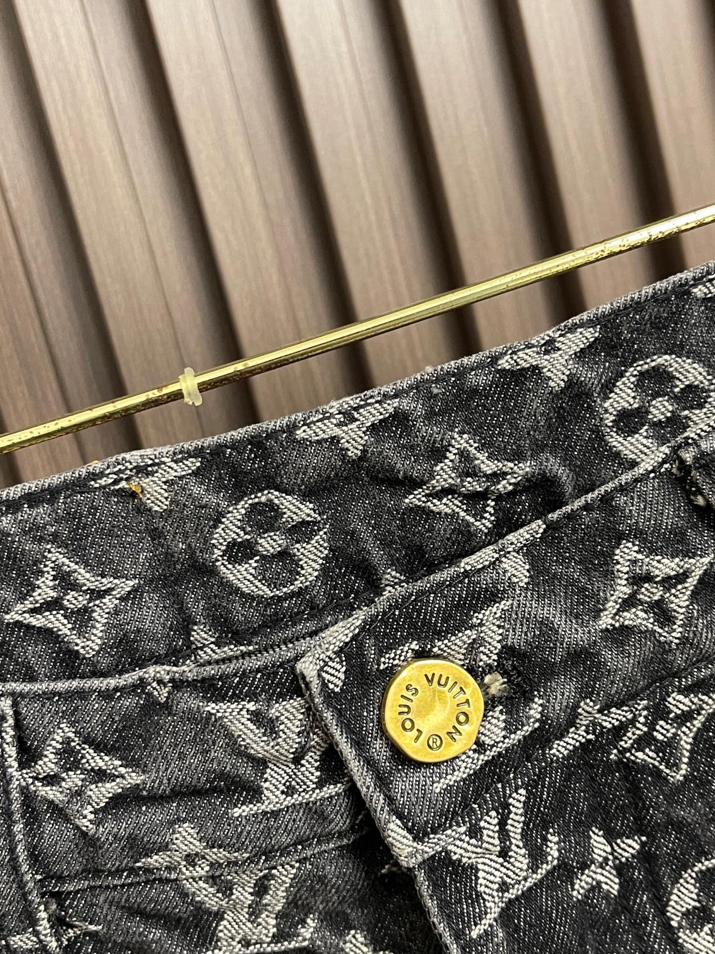 🛒🛒LV 限定破提花小红人刺绣牛仔裤，丹宁面料材质搭配提花工艺采用100％全棉、经典双面老花提花；由意大