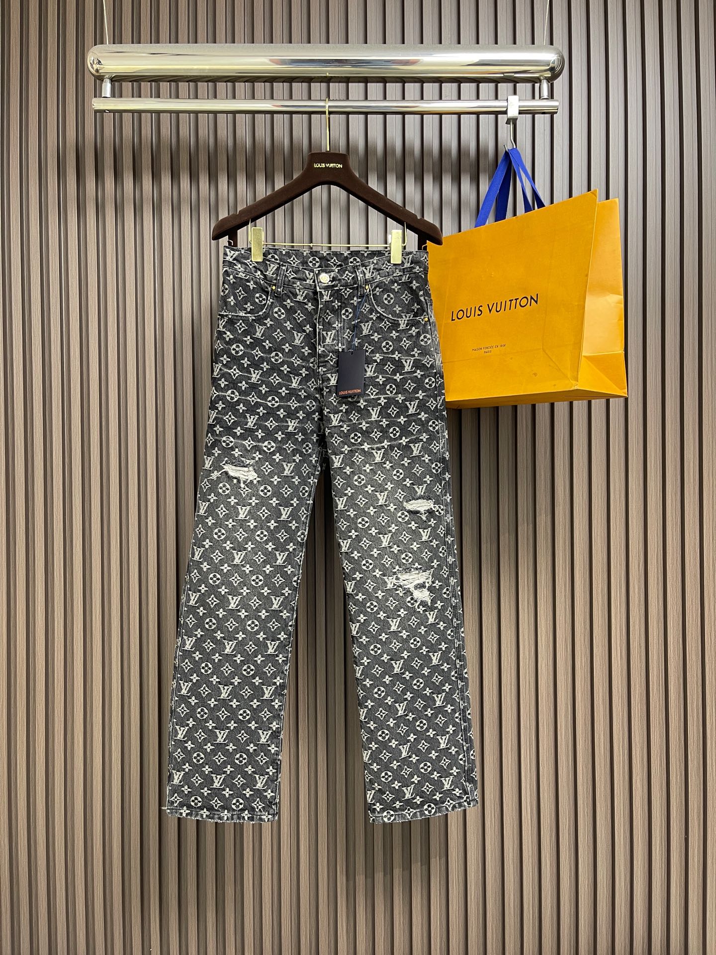 NO:681705,LV  Limited edition torn jacquard Little Red Man embroidery jeans, denim material and jacquard technology are made of pure cotton and classic double-sided presbyopia jacquard; weaved with high-density equipment imported from Italy, the texture is clear; the new dip-dye treatment is anti-wrinkle, anti-shrinkage and anti-deformation. The back panel adopts bract core three-dimensional embroidery technology and uses glossy mercerized embroidery thread, which adds light and dark tones to the raised pattern. Three-dimensional embroidery is mainly  A three-dimensional effect is achieved through flat embroidery and layered matching. Because the embroidery thread is relatively thin, it is difficult to create such an exaggerated three-dimensional effect. Three-dimensional bract core cotton is added to the production to increase the three-dimensional effect. The overall line routing is straight and delicate, the fabric is comfortable and soft, and the color is consistent without color difference. It can be matched with the same style to create a fashionable look and control various occasions. Customized accessories, complete three standards, same style for men and women!  Size 30-32-34-36 Size 30 waist 80 Hips 110 pants length 106 Size 32 waist 84 Hips 112 pants length 107 Size 34 waist 88 Hips 114 pants length 108 Size 36 waist 92 Hips 116 pants length 109,,louis vuitton,jeans,19860909LV 限定破提花小红人刺绣牛仔裤,丹宁面料材质搭配提花工艺采用全棉、经典双面老花提花；由意大利进口高密度器械编织,纹路清晰；全新浸染处理防皱防缩防变形.后幅采用苞芯立体刺绣工艺采用具有光泽感的丝光绣线,让隆起的图案增加了明暗调性.立体刺绣主要通过平面刺绣加层叠搭配的方式实现立体的效果.由于绣线比较细,很难做出这么夸张的立体效果,制作中加入立体苞芯棉增加立体感.整体走线平直细腻,面料舒适柔软,颜色一致无色差,能与同款搭配营造时尚造型,驾驭各种场合,定制辅料,三标齐全,男女同款！尺码30-32-34-36 30码腰围80 臀围110裤长106 32码腰围84 臀围112裤长107 34码腰围88 臀围114裤长108 36码腰围92 臀围116裤长109,,louis vuitton,jeans,,Men's clothing