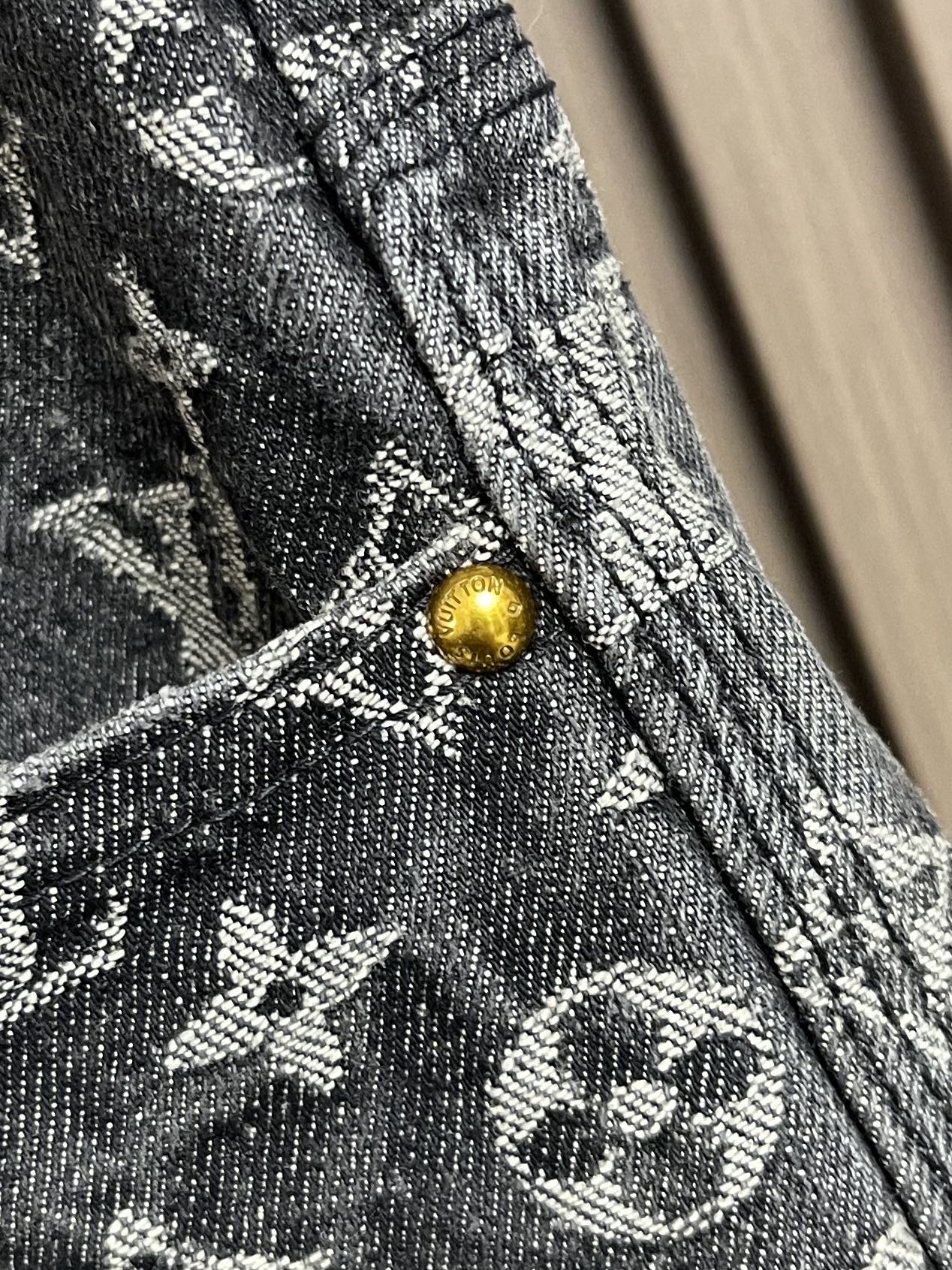 🛒🛒LV 限定破提花小红人刺绣牛仔裤，丹宁面料材质搭配提花工艺采用100％全棉、经典双面老花提花；由意大