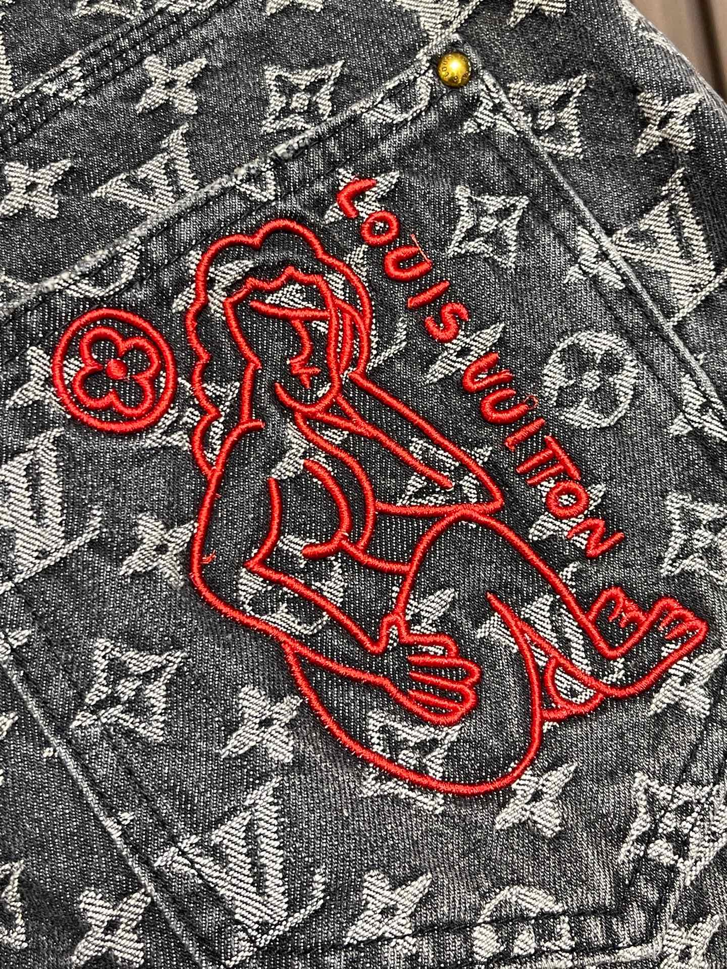 🛒🛒LV 限定破提花小红人刺绣牛仔裤，丹宁面料材质搭配提花工艺采用100％全棉、经典双面老花提花；由意大