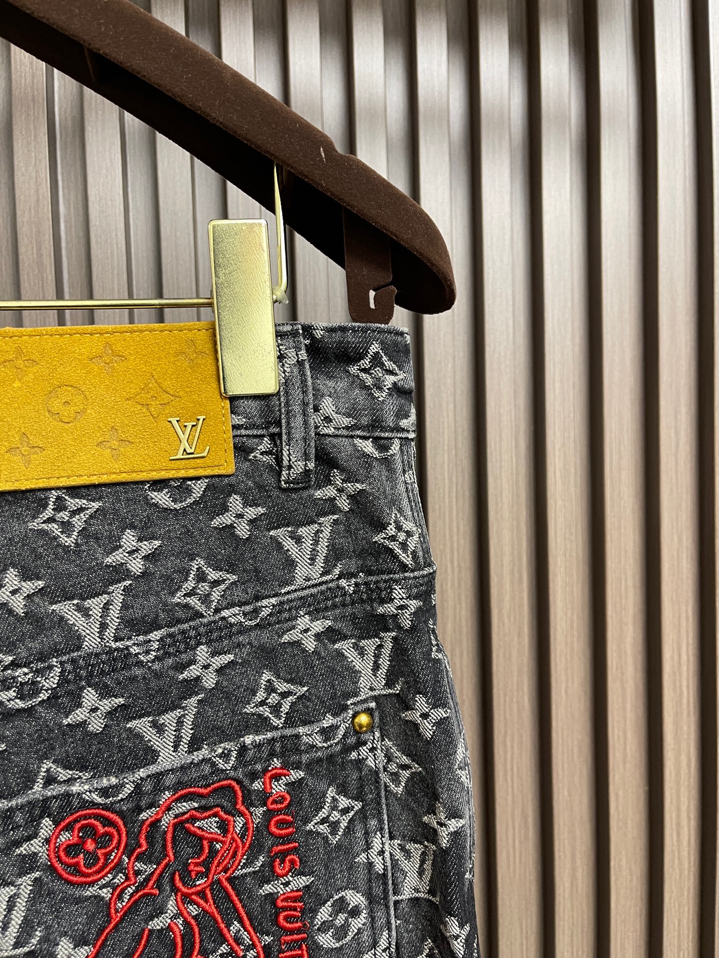 🛒🛒LV 限定破提花小红人刺绣牛仔裤，丹宁面料材质搭配提花工艺采用100％全棉、经典双面老花提花；由意大