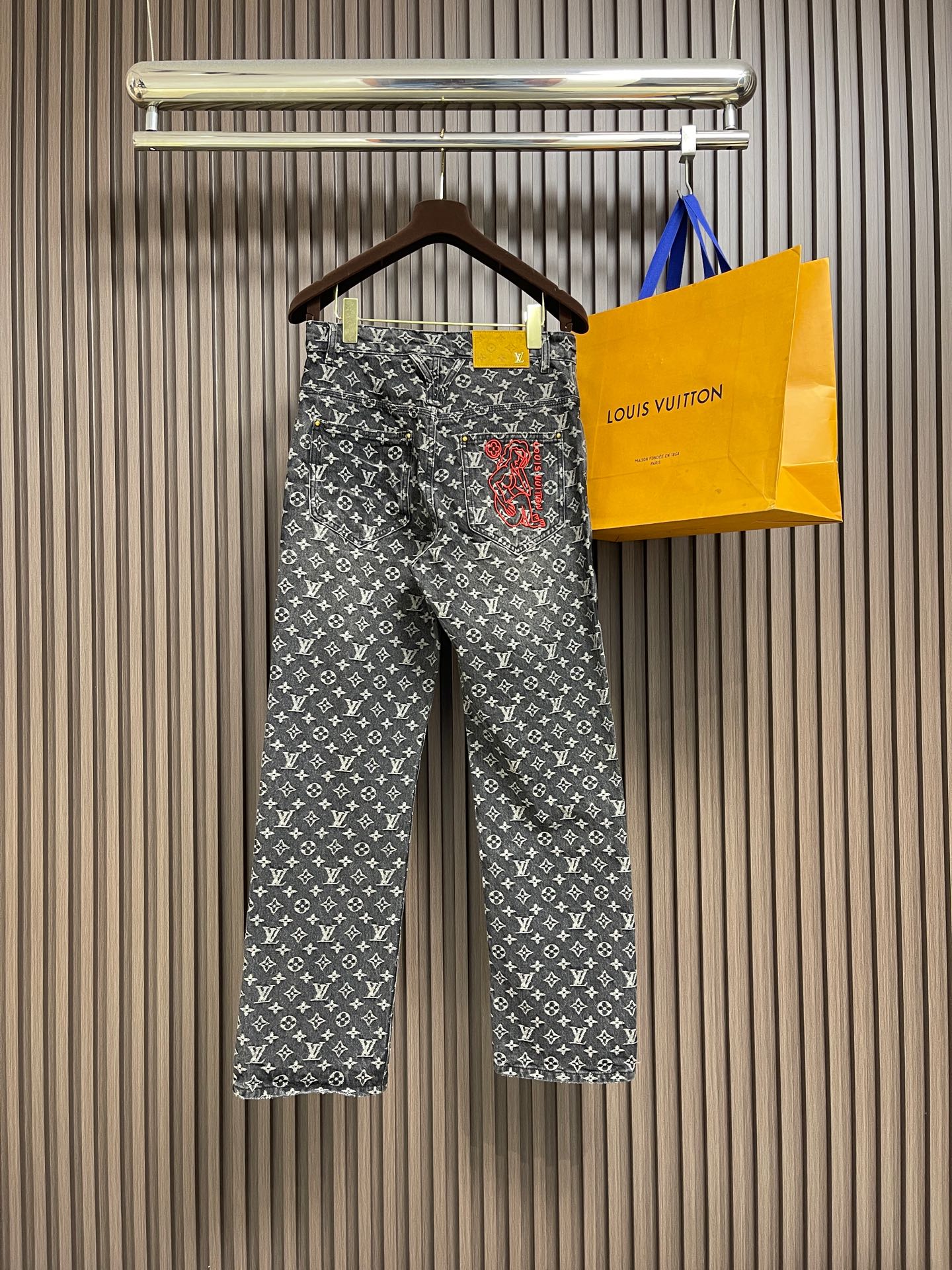 🛒🛒LV 限定破提花小红人刺绣牛仔裤，丹宁面料材质搭配提花工艺采用100％全棉、经典双面老花提花；由意大