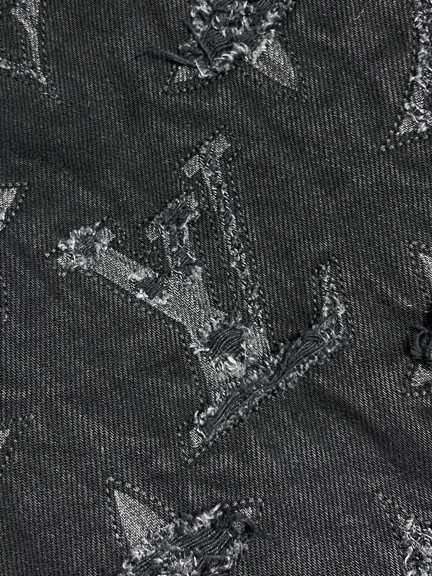 🛒🛒LV 烧花撕裂牛仔裤，本款牛仔裤以创意细节重绎率性滑板廓形，令膝部Monogram装饰呈现撕裂效果。