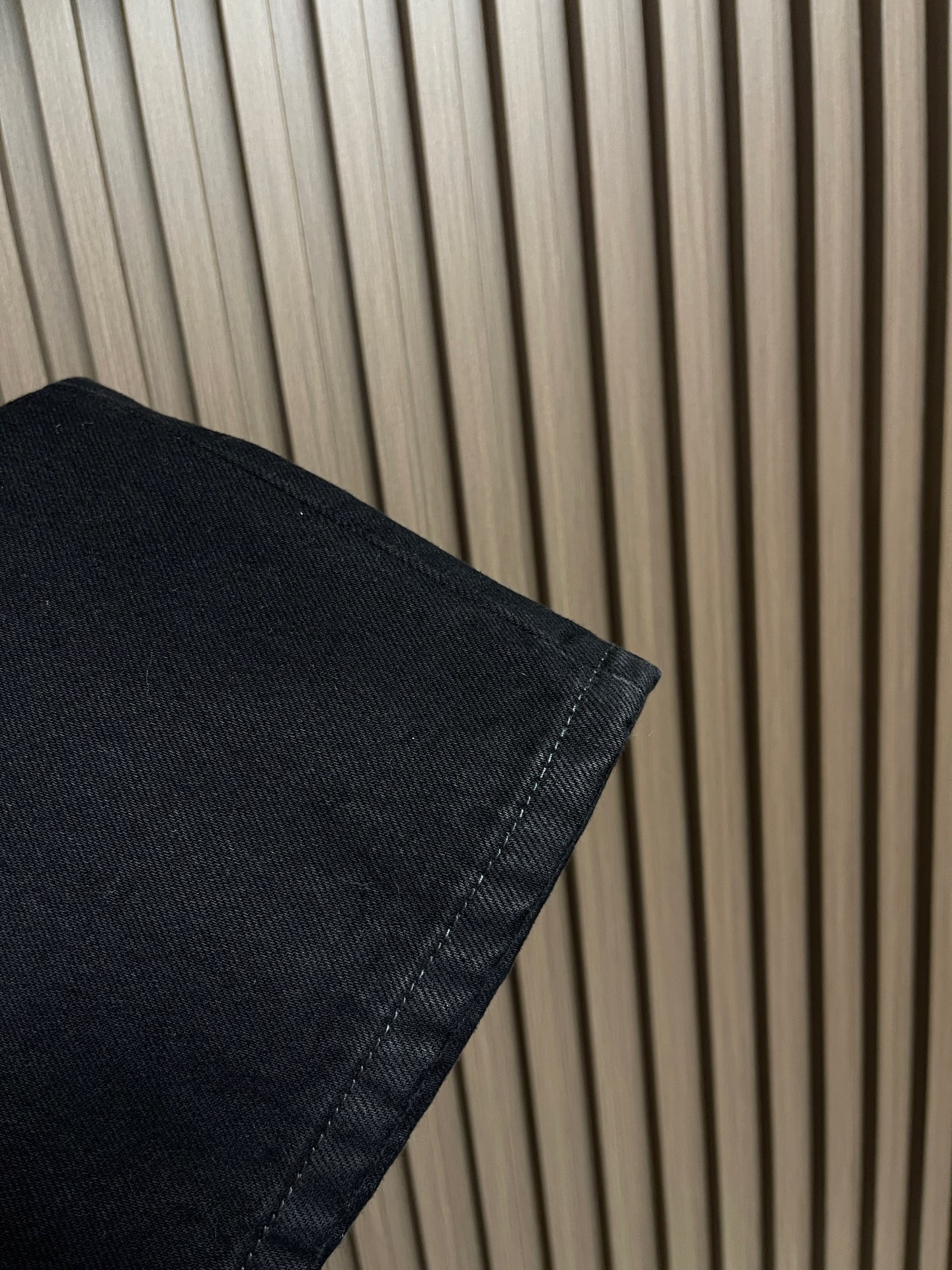 🛒🛒LV 烧花撕裂牛仔裤，本款牛仔裤以创意细节重绎率性滑板廓形，令膝部Monogram装饰呈现撕裂效果。