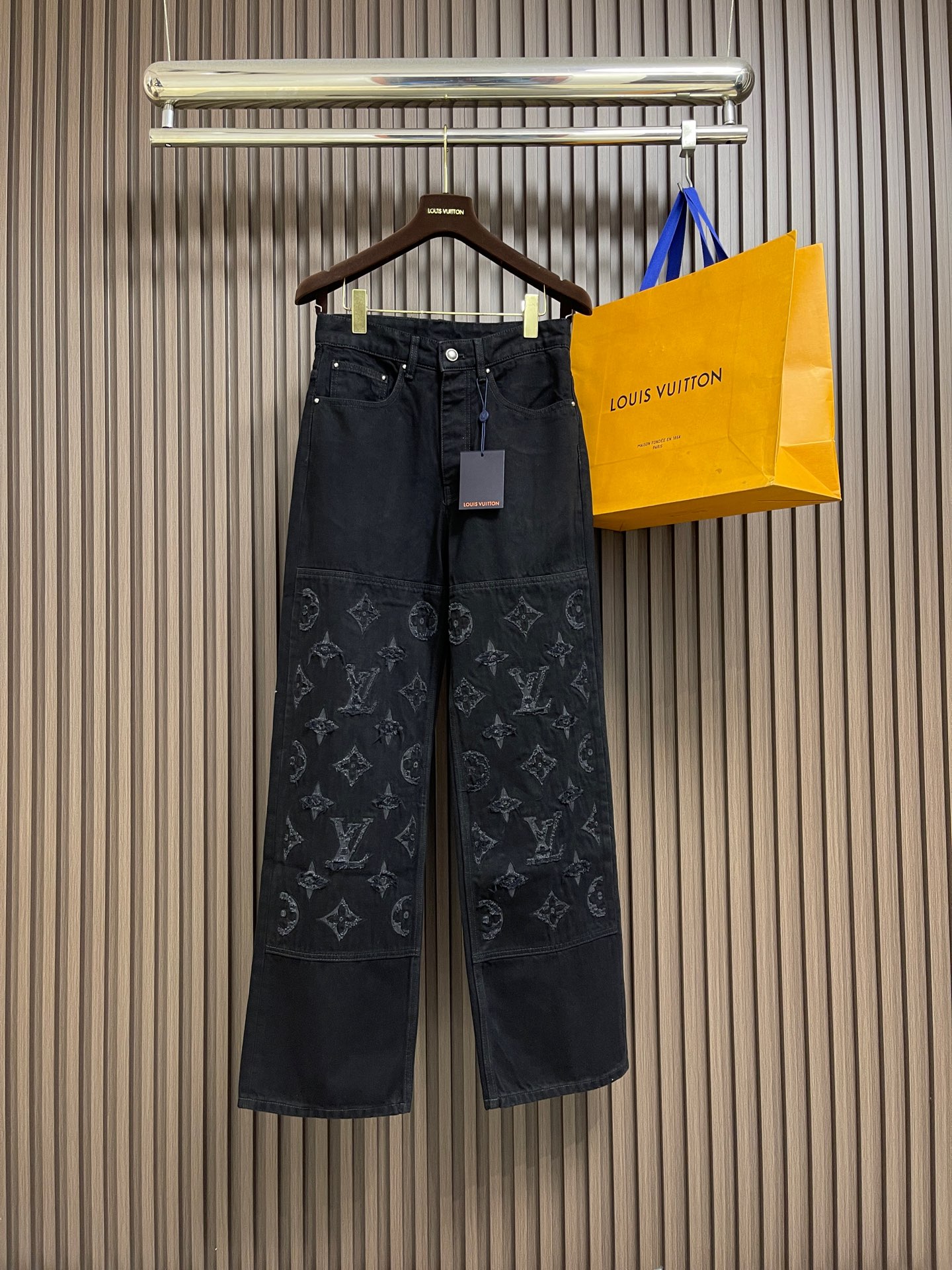 NO:681709,LV burnt torn jeans, this style of jeans reinterprets the casual skater silhouette with creative details, giving the Monogram decoration on the knees a torn effect. The washed denim fabric adds a leisurely touch, and can be used with the same jacket to create an avant-garde look. Size 28-30-32-34-36, size 28, waist 76, hips 102, pants length 108, size 30, waist 80, hips 106, length 110  Size 32, waist 84, hips 110, pants length 112, size 34, waist 88, hips 114, pants length 114, size 36, waist 92, hips 118, pants length 116,,louis vuitton,jeans,jackets & coats,19860909LV 烧花撕裂牛仔裤,本款牛仔裤以创意细节重绎率性滑板廓形,令膝部Monogram装饰呈现撕裂效果.水洗丹宁面料再添悠闲意味,可与同款夹克共筑前卫造型. 尺码28-30-32-34-36 28码腰围76 臀围102 裤长108 30码腰围80 臀围106裤长110 32码腰围84 臀围110裤长112 34码腰围88 臀围114裤长114 36码腰围92 臀围118裤长116,,louis vuitton,jeans,jackets & coats,,Men's clothing