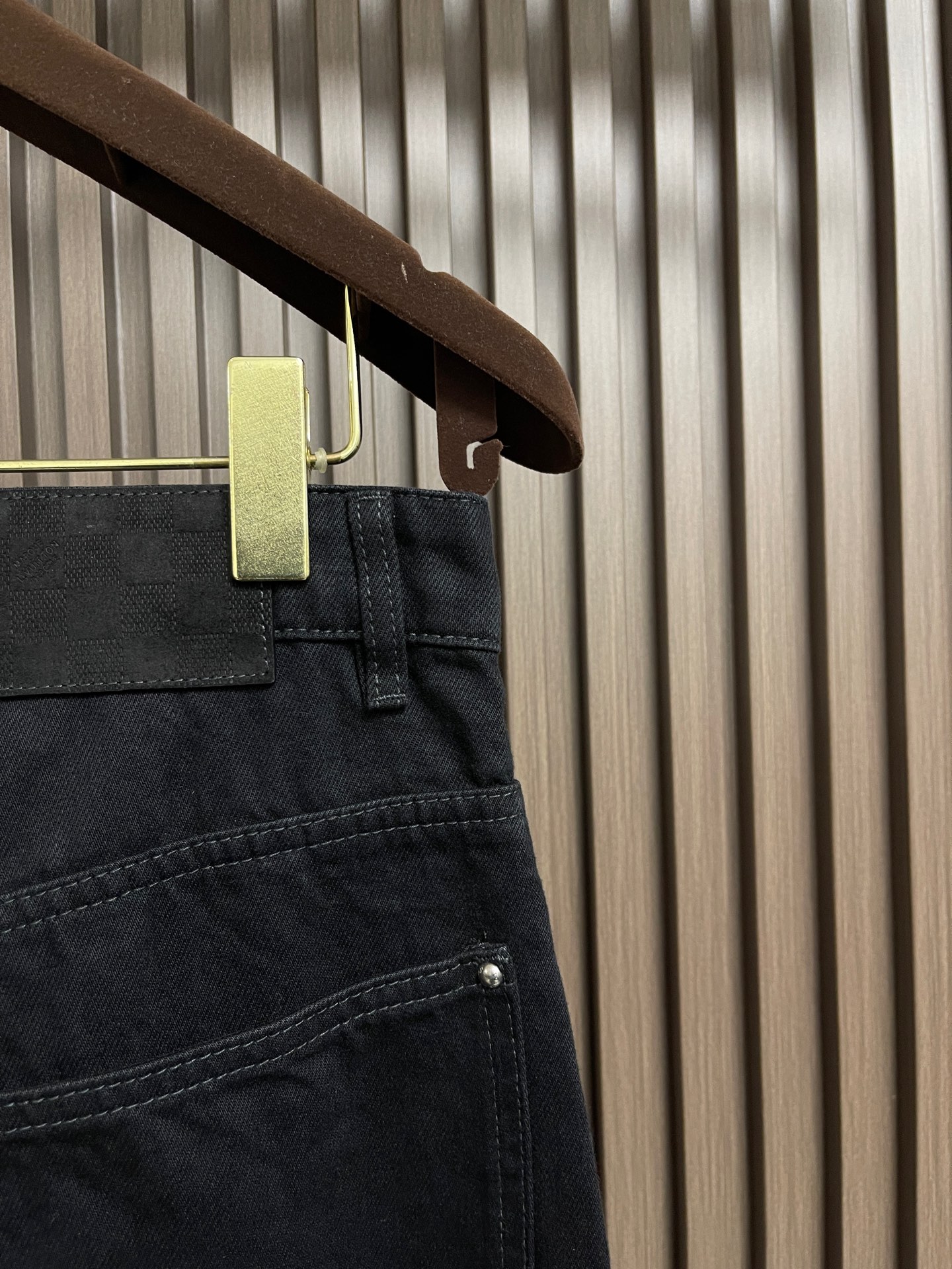 🛒🛒LV 烧花撕裂牛仔裤，本款牛仔裤以创意细节重绎率性滑板廓形，令膝部Monogram装饰呈现撕裂效果。