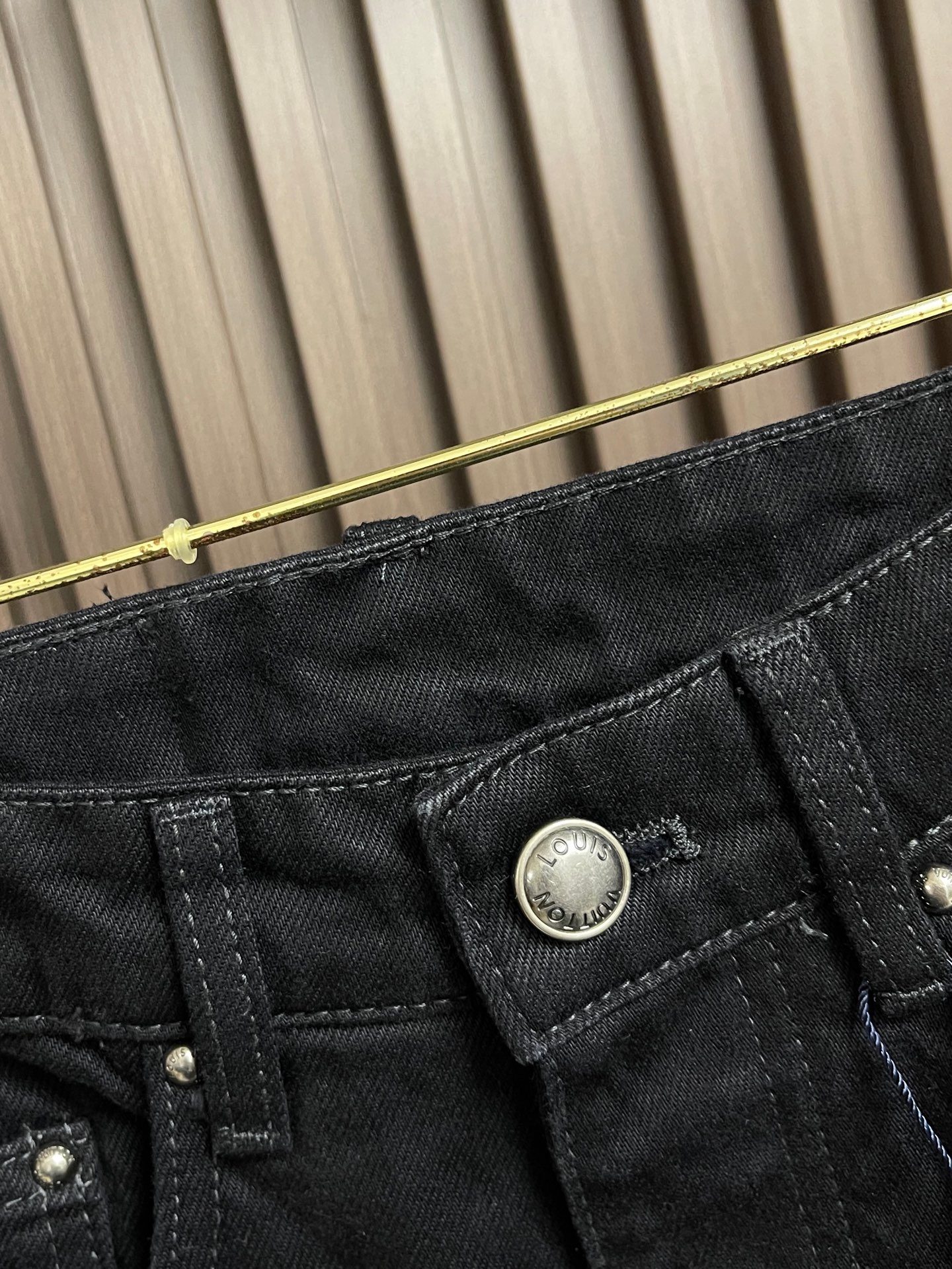 🛒🛒LV 烧花撕裂牛仔裤，本款牛仔裤以创意细节重绎率性滑板廓形，令膝部Monogram装饰呈现撕裂效果。