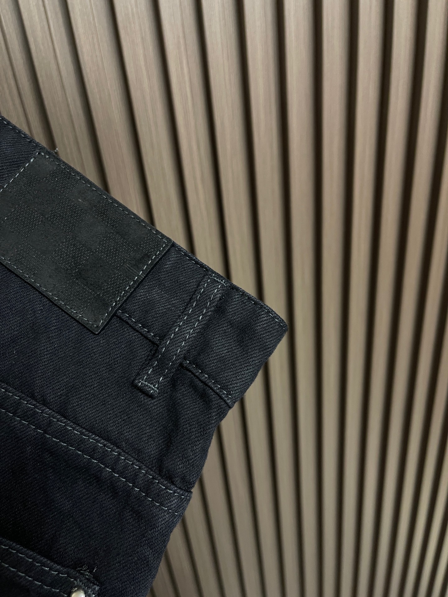 🛒🛒LV 烧花撕裂牛仔裤，本款牛仔裤以创意细节重绎率性滑板廓形，令膝部Monogram装饰呈现撕裂效果。