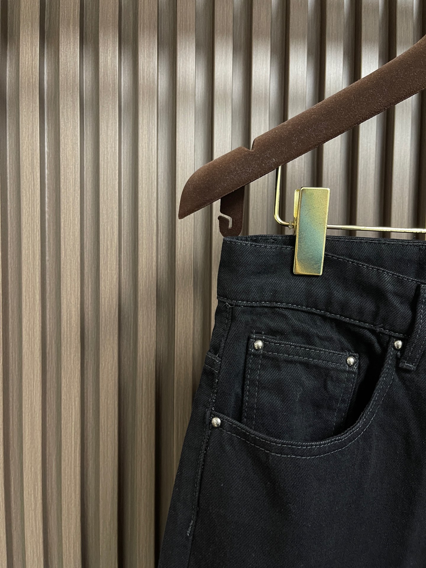 🛒🛒LV 烧花撕裂牛仔裤，本款牛仔裤以创意细节重绎率性滑板廓形，令膝部Monogram装饰呈现撕裂效果。