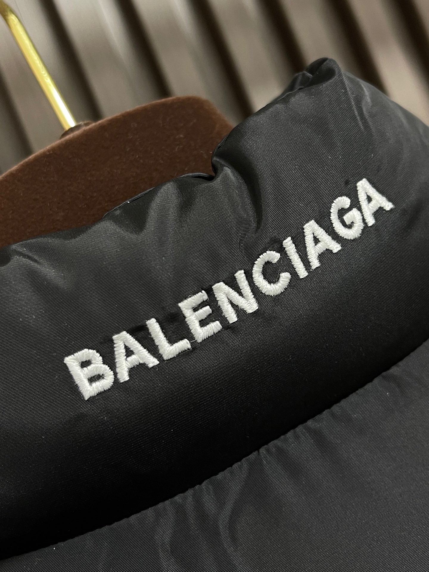 🛒🛒Balenciaga 巴黎世家 后领字母刺绣棉服外套，定制高密锦纶柔光绸 细腻滑爽 舒适贴肤 以经典