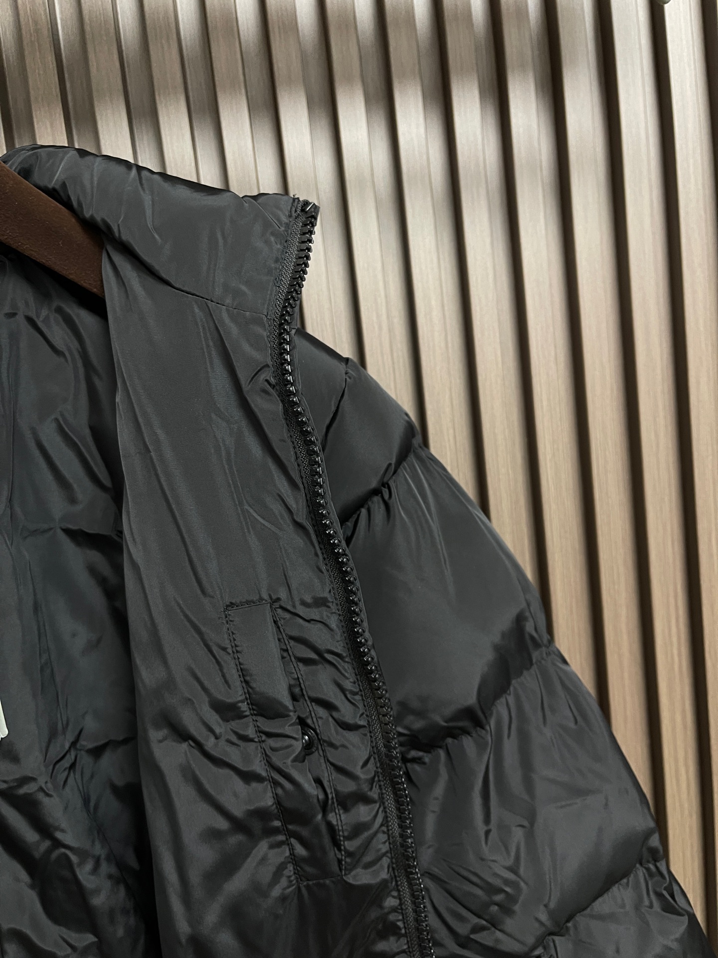 🛒🛒Balenciaga 巴黎世家 后领字母刺绣棉服外套，定制高密锦纶柔光绸 细腻滑爽 舒适贴肤 以经典