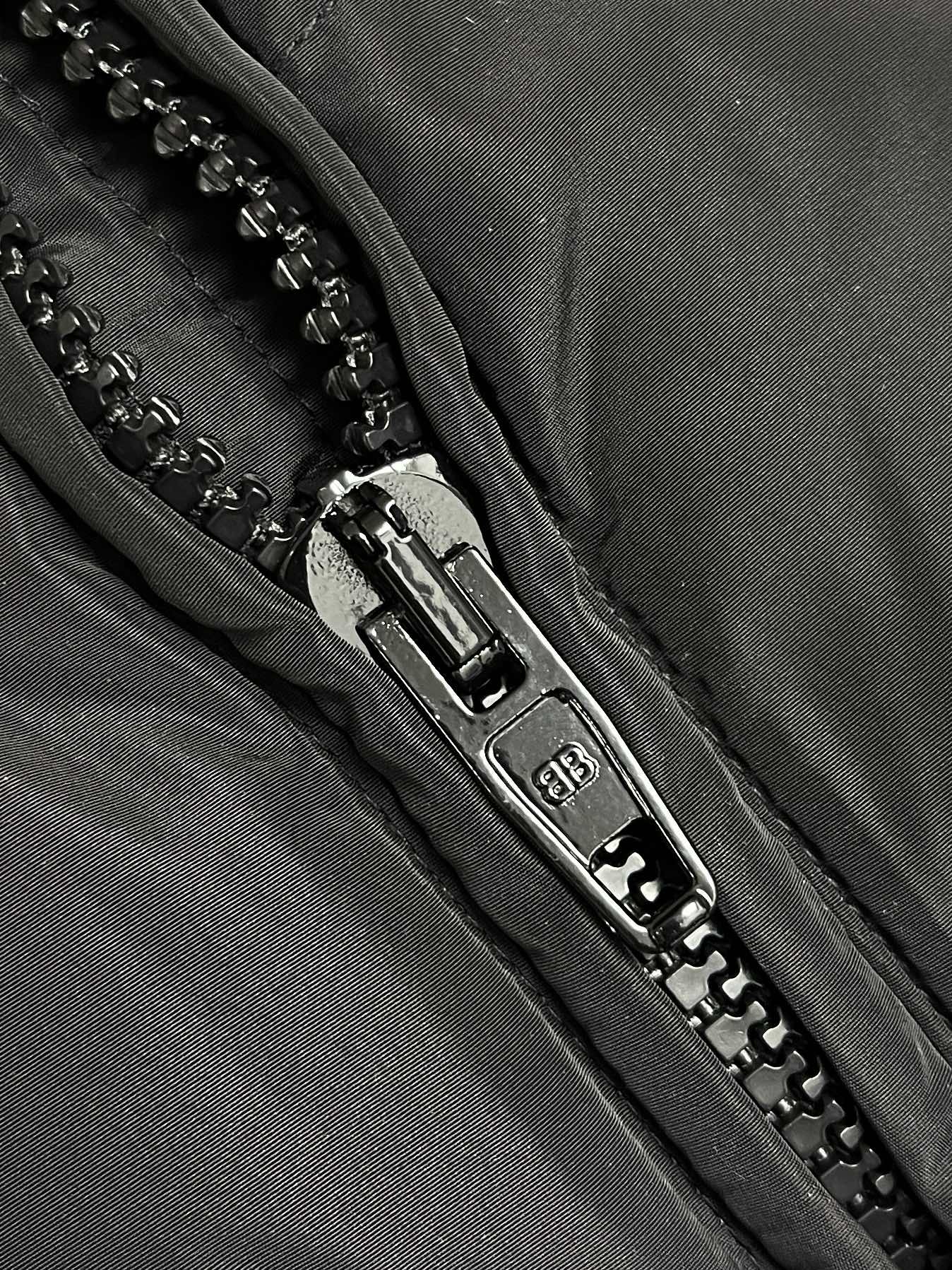 🛒🛒Balenciaga 巴黎世家 后领字母刺绣棉服外套，定制高密锦纶柔光绸 细腻滑爽 舒适贴肤 以经典