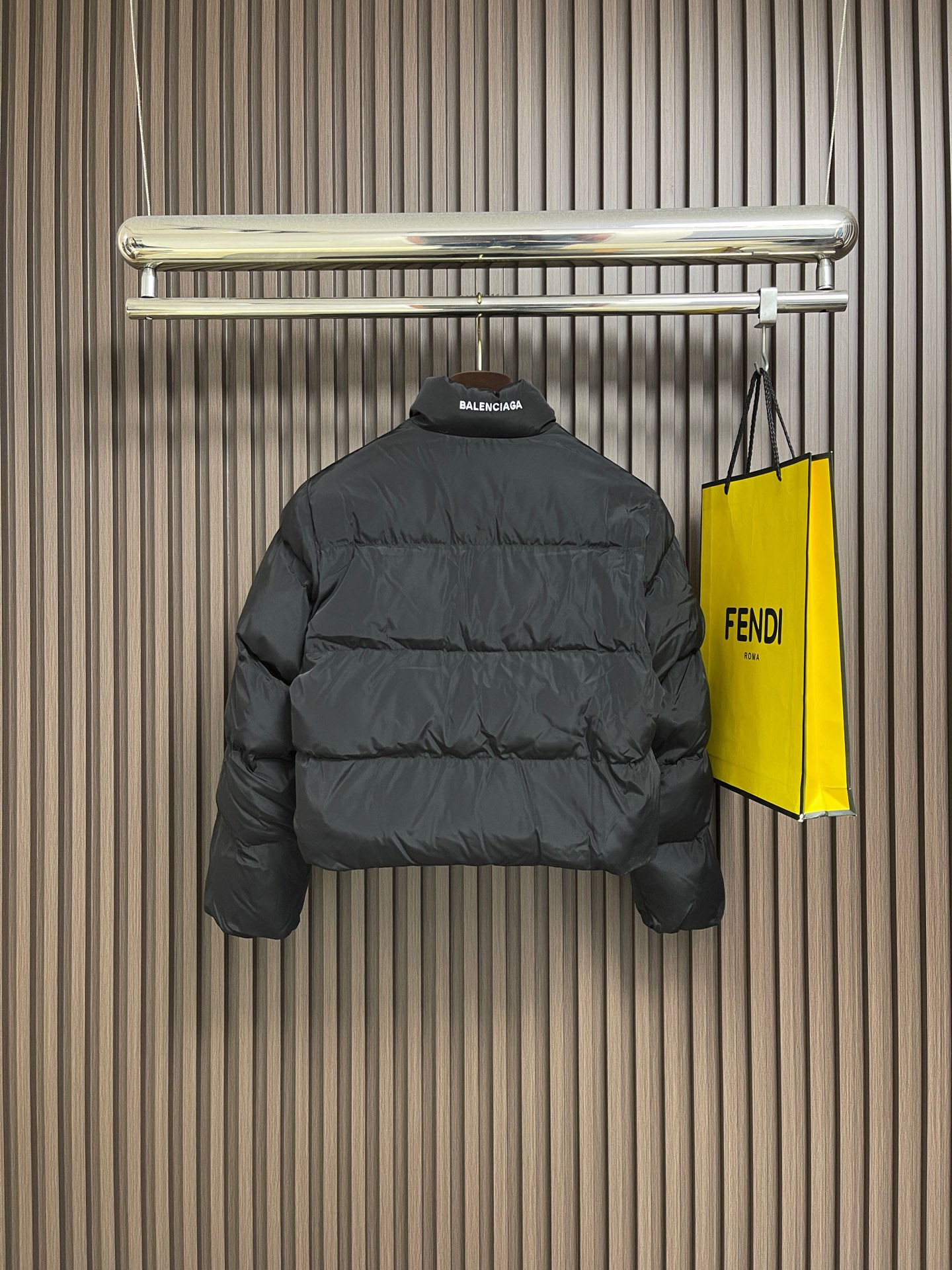 🛒🛒Balenciaga 巴黎世家 后领字母刺绣棉服外套，定制高密锦纶柔光绸 细腻滑爽 舒适贴肤 以经典