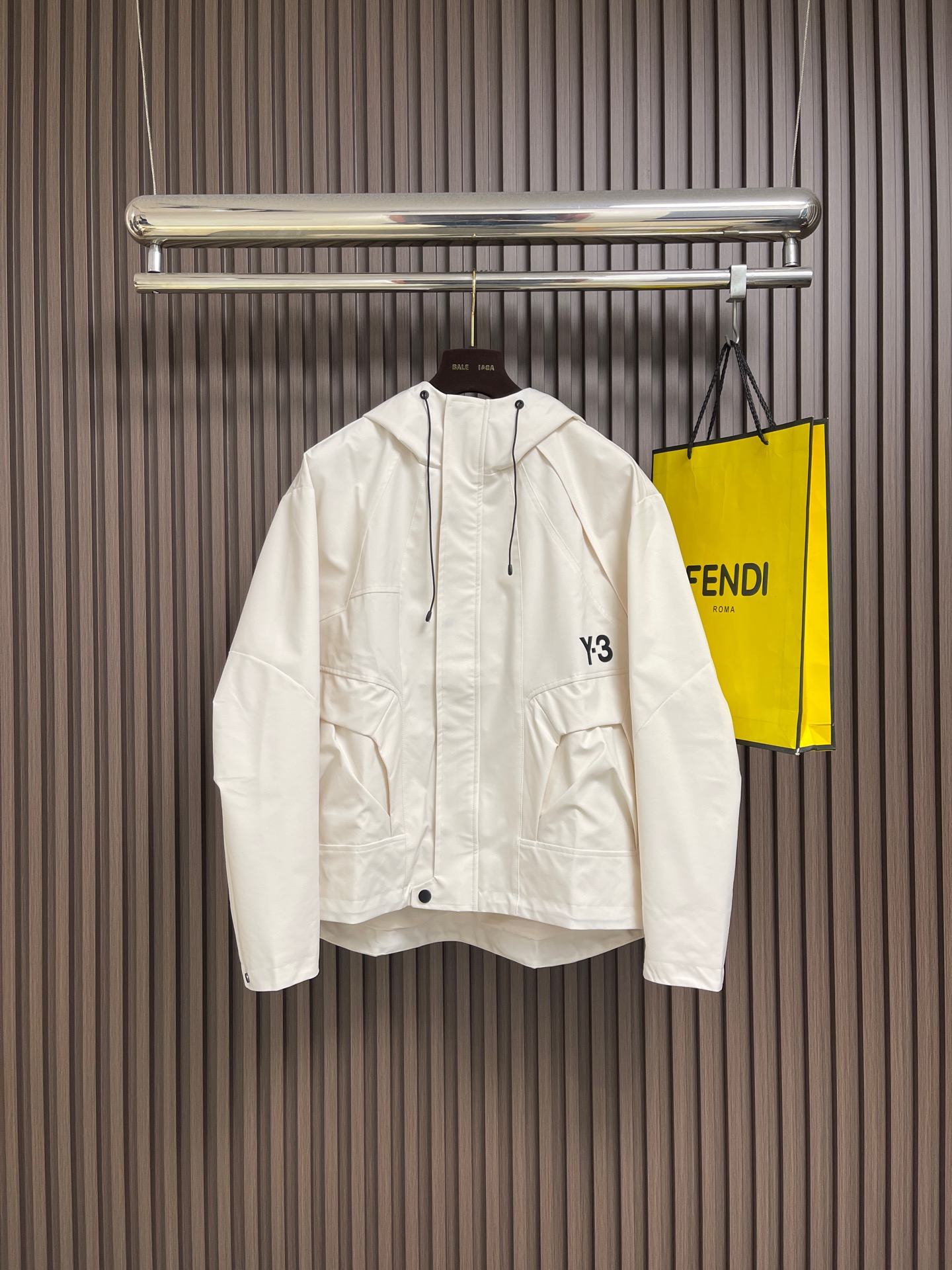 NO:681676,Y3 2026SS early spring windbreaker jacket. Customized woven fabric for the ultimate body-fitting feel. Master Yamamoto’s deconstructed tailoring creates an atmospheric and fashionable visual experience, creating a fashionable item that is both casual and individual. It is full of personality, elegant and versatile, and is a must-have item for going out. Sizes S-XL S code Bust 128 Shoulder width 57 Back length 69 M Size Bust 132 Shoulder width 58 Back length 70 L size  Bust 138, shoulder width 59, back length 71.5 XL bust 140, shoulder width 60, back length 73,,jackets & coats,jackets & coats,19860909Y3 2026SS早春风衣夹克外套.定制梭织面料 极致上身体感 ,山本大师的解构剪裁,营造大气时尚的视觉感受,打造休闲与个性兼备的时髦单品,个性十足,大气且百搭,出街必备单品.尺码S-XL S码 胸围128 肩宽57 后衣长69 M码 胸围132 肩宽58 后衣长70 L码 胸围138 肩宽59 后衣长71.5 XL码胸围140 肩宽60 后衣长73,,jackets & coats,jackets & coats,,Men's clothing