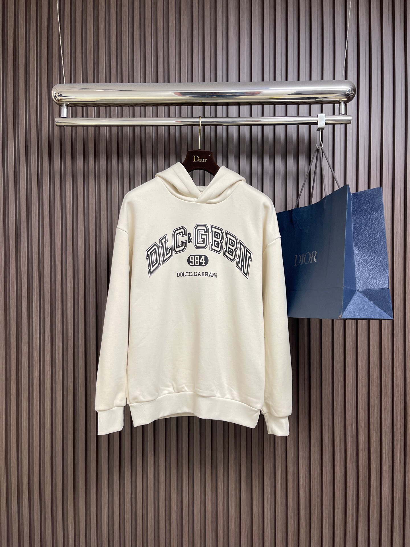 NO:681685,DolceGabbana DG 2026ss early spring hooded sweatshirt, a continuation of the classic style, the design of the logo print on the chest is very attractive and fitted. The fabric is made of composite velvet fabric, which feels comfortable and is known as a breathable fabric. Through the structural design, it adopts a three-piece fabric structure of the inner, middle and outer parts to achieve a warm effect. It has good wrinkle resistance. It is soft and comfortable, skin-friendly, smooth, breathable and warm.  The fabric as a whole has a good backbone, and the overall upper body is tall and stylish!  Size 44-46-48-50-52 M-3XL,,Dolce&Gabbana,Dolce&Gabbana,hoodie,sweatshirts,hats,19860909DolceGabbana杜嘉班纳 DG 2026ss早春连帽卫衣,经典款式的延续, 胸口logo印花的设计 很有亮点合体的版型 面料采用复合绒面料,手感舒适,被誉为会呼吸的面料,通过结构设计采用里、中、外三片的织物结构,达到保暖效果,抗皱性佳入手柔软舒适, 亲肤爽滑透气保暖 面料整体又有着很好的骨干,整体上身挺拔有型！尺码44-46-48-50-52 M-3XL,,Dolce&Gabbana,Dolce&Gabbana,hoodie,sweatshirts,hats,,Men's clothing