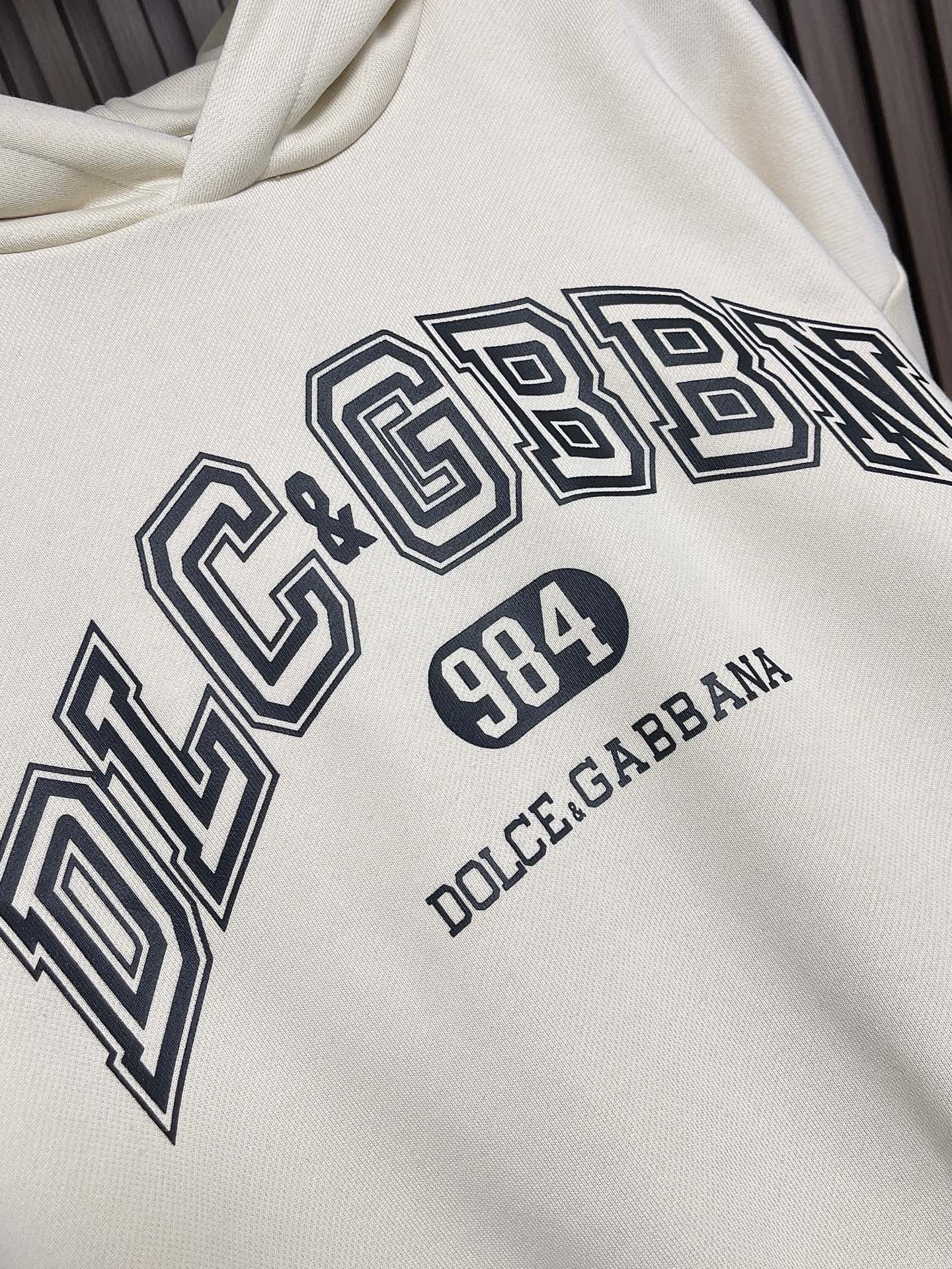 🛒🛒DolceGabbana杜嘉班纳 DG 2026ss早春连帽卫衣，经典款式的延续， 胸口logo印花