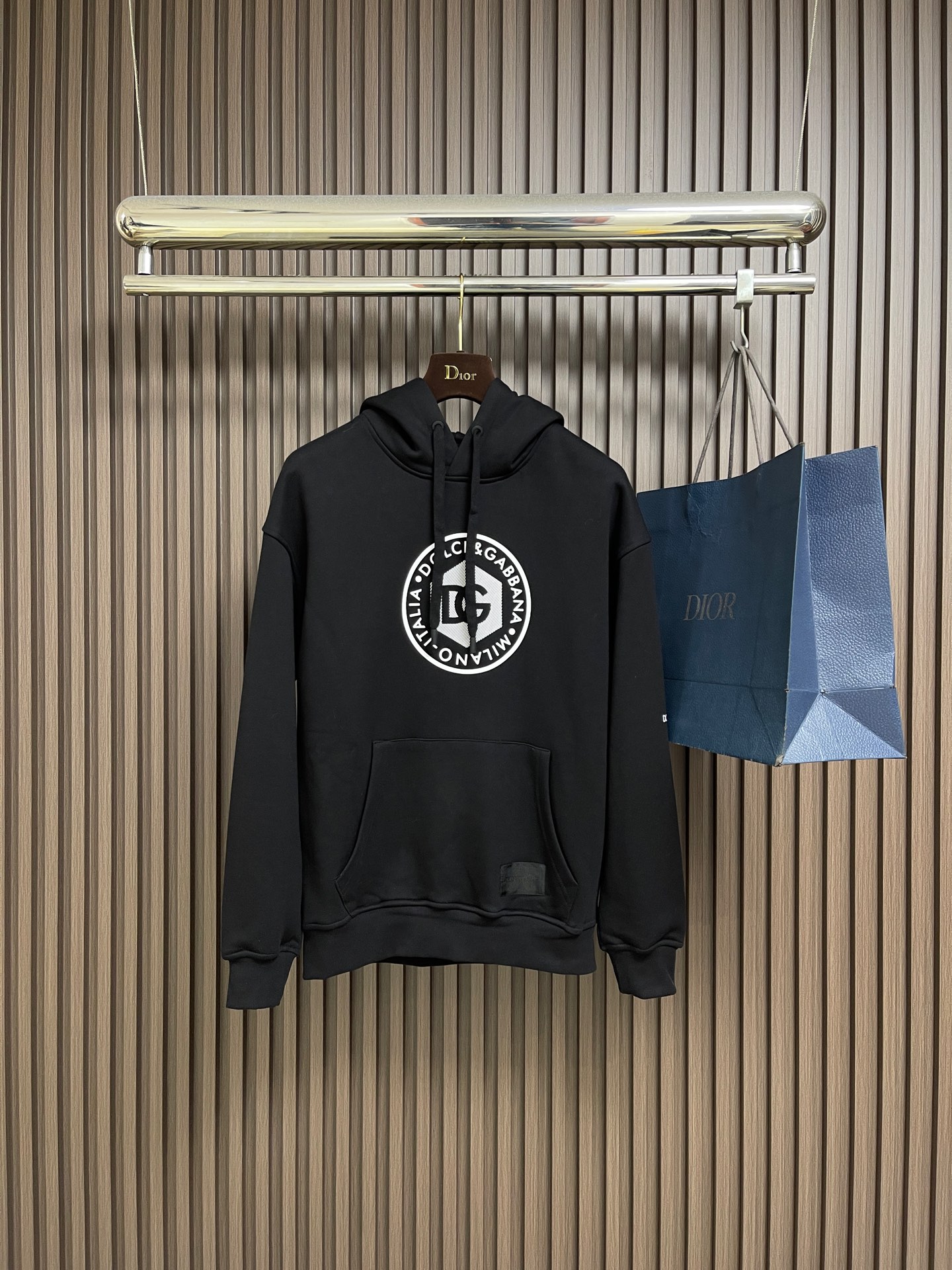 NO:681681,DolceGabbana DG 2026ss early spring hooded sweatshirt, a continuation of the classic style, the design of the logo print on the chest is very attractive and fitted. The fabric is made of composite velvet fabric, which feels comfortable and is known as a breathable fabric. Through the structural design, it adopts a three-piece fabric structure of the inner, middle and outer parts to achieve a warm effect. It has good wrinkle resistance. It is soft and comfortable, skin-friendly, smooth, breathable and warm.  The fabric as a whole has a good backbone, and the overall upper body is tall and stylish!  Size 44-46-48-50-52 M-3XL,,Dolce&Gabbana,Dolce&Gabbana,hoodie,sweatshirts,hats,19860909DolceGabbana杜嘉班纳 DG 2026ss早春连帽卫衣,经典款式的延续, 胸口logo印花的设计 很有亮点合体的版型 面料采用复合绒面料,手感舒适,被誉为会呼吸的面料,通过结构设计采用里、中、外三片的织物结构,达到保暖效果,抗皱性佳入手柔软舒适, 亲肤爽滑透气保暖 面料整体又有着很好的骨干,整体上身挺拔有型！尺码44-46-48-50-52 M-3XL,,Dolce&Gabbana,Dolce&Gabbana,hoodie,sweatshirts,hats,,Men's clothing