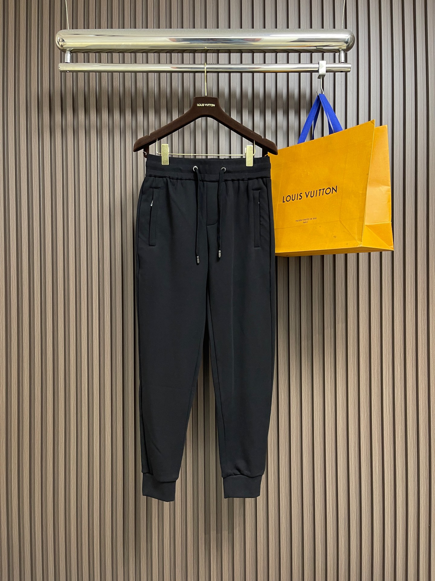 NO:681660,Tops and pants DolceGabbana DG 2026SS early spring classic hooded sweatshirt and sweatpants suit gives people a refined and textured visual effect. It highlights the personality and uniqueness of the brand. The hooded style. The cuffs and hem are designed with knitted threads, which increases the overall comfort. The details of the threads make the sweatshirt more textured, showing the meticulous craftsmanship and design. Fitted tailoring  The choice of pure cotton fabric enables this hooded sweatshirt to provide sufficient warmth in early spring. The thickness is moderate, which can keep warmth without being too heavy, suitable for daily wear. Size 44-54 M-4XL Top 44/M Back center length 67 Shoulder width 56.5 Bust 106 46/L Back center length 69 Shoulder width 58 Bust 48/XL Back center length 71  Shoulder width 59.5 Bust 114 50/2XL Back center length 73 Shoulder width 61 Bust 118 52/3XL Back center length 75 Shoulder width 62.5 Bust 122 54/4XL Back center length 77 Shoulder width 64 Bust 126 Pants 44=M Pants length 100 Waist 70 Seat 52.5  46=L trouser length 101.5, waist 73 seat 54.5 48=  Seat circumference 62.5,,Dolce&Gabbana,hoodie,sweatshirts,hats,19860909上衣 裤子 DolceGabbana DG 2026SS早春经典连帽卫衣卫裤套装 给人一种精致而有质感的视觉效果.凸显了品牌的个性和独特性.连帽的款式 袖口和下摆采用针织螺纹设计,增加了整体的舒适性 螺纹的细节使得卫衣更加有质感,展现了细致的工艺和设计 合体的剪裁 纯棉面料选择使得这款连帽卫衣在早春季节能够提供足够的保暖性.厚度适中,既能保持温暖又不至于过于厚重,适合日常的穿着.尺码44-54 M-4XL 上衣 44/M 后中衣长67肩宽56.5 胸围106 46/L后中衣长69肩宽58胸围 48/XL 后中衣长71 肩宽59.5 胸围114 50/2XL后中衣长73肩宽61 胸围118 52/3XL后中衣长75肩宽62.5 胸围122 54/4XL后中衣长77肩宽64 胸围126 裤子 44=M 裤长100腰围70 座围52.5 46=L裤长101.5 腰围73 座围54.5 48=XL 裤长103腰围76 座围56.5 50=2XL裤长104.5 腰围79 座围58.5 52=3XL裤长106 腰围82 座围60.5 54=4XL 裤长107.5 腰围85 座围62.5,,Dolce&Gabbana,hoodie,sweatshirts,hats,,Men's clothing