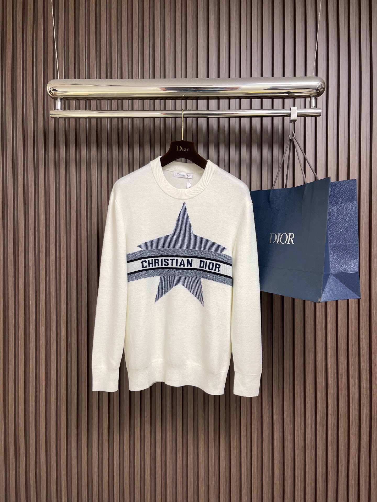 NO:681655,Dior 2026ss new early spring ski series jacquard star round neck knitted sweater, using retro lapels + slim knitted version, with both elegance and fit; the body is integrated with a five-pointed star pattern and matched with the 'CHRISTIAN DIOR' letter logo, which is the brand's iconic combination of retro elements; soft knitted material, taking into account comfort and light warmth. Sizes M-XXL, dior, sweaters,19860909Dior 2026ss早春新款滑雪系列提花星星圆领针织毛衣,采用复古翻领＋修身针织的版型,兼具优雅感与贴合度；衣身融入五角星图案,搭配'CHRISTIAN DIOR '字母标识,是品牌标志性的复古元素组合；柔软针织材质,兼顾舒适度与轻薄保暖性.尺码M-XXL,,dior,sweaters,,Men's clothing