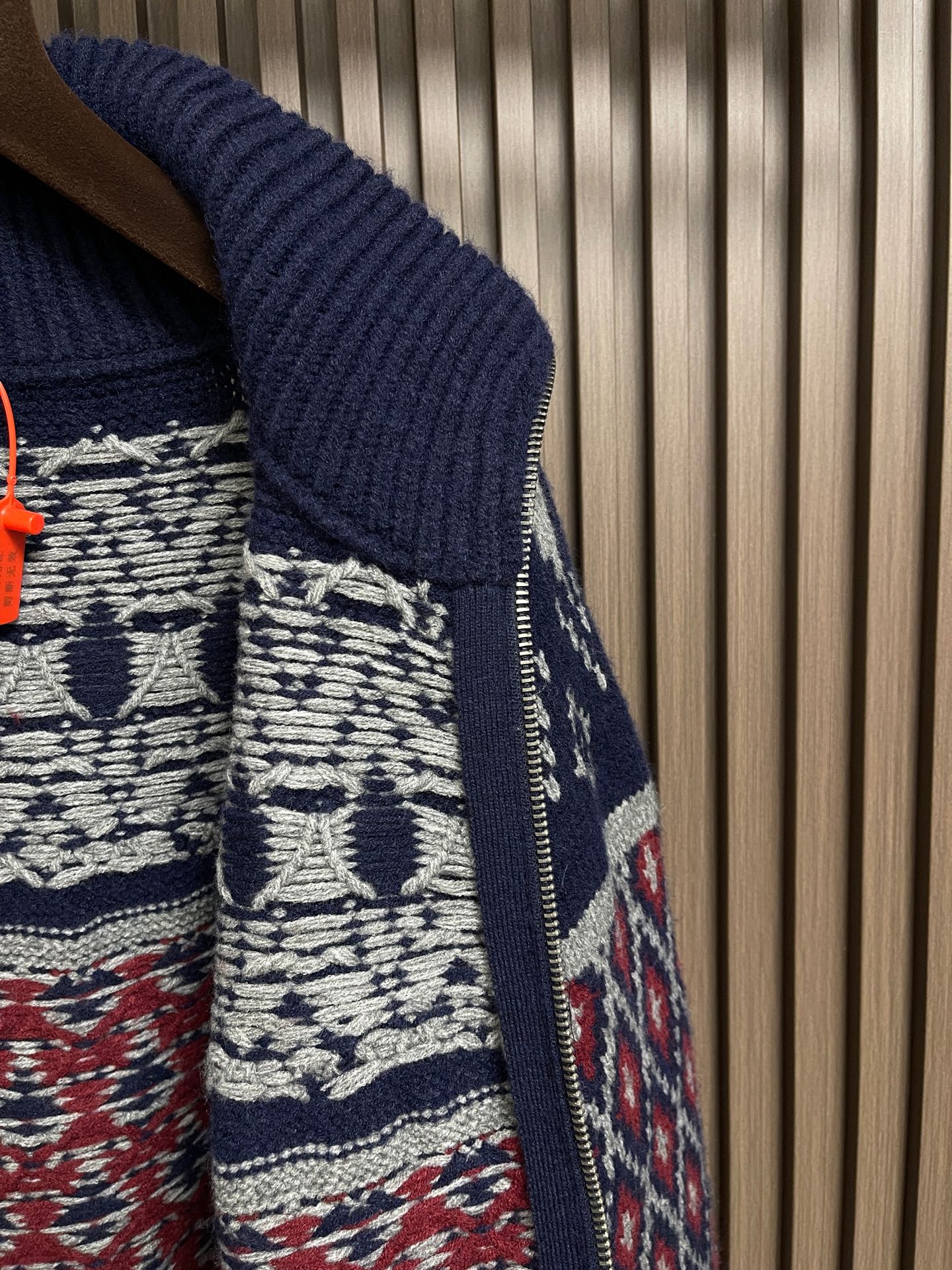 🛒🛒Loewe 满饰几何针织毛衣外套，定制雪绒棱格提花羊毛，费尔岛纹以非对称的菱形秩序呈现，跃升为新北欧