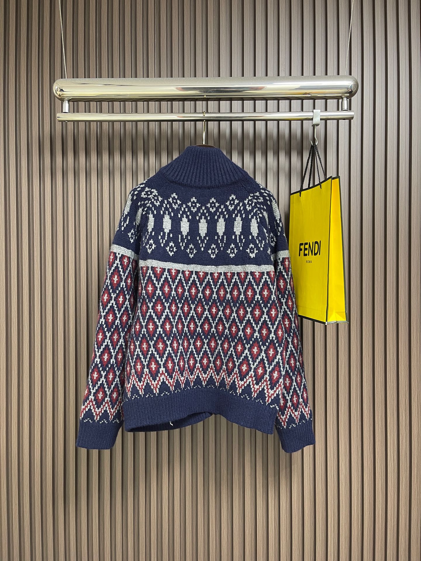 🛒🛒Loewe 满饰几何针织毛衣外套，定制雪绒棱格提花羊毛，费尔岛纹以非对称的菱形秩序呈现，跃升为新北欧