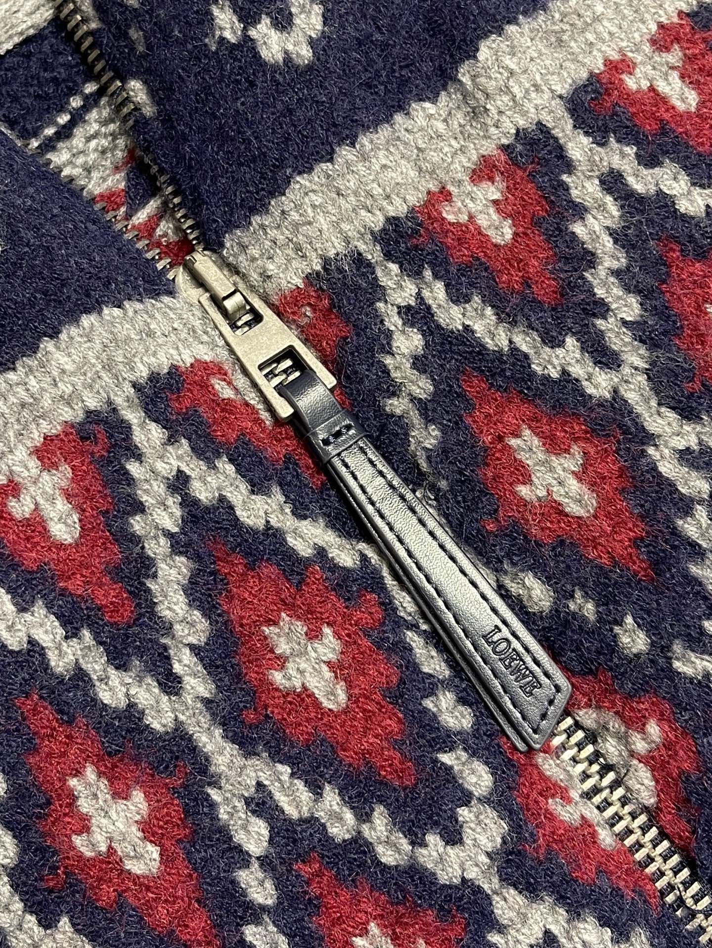 🛒🛒Loewe 满饰几何针织毛衣外套，定制雪绒棱格提花羊毛，费尔岛纹以非对称的菱形秩序呈现，跃升为新北欧